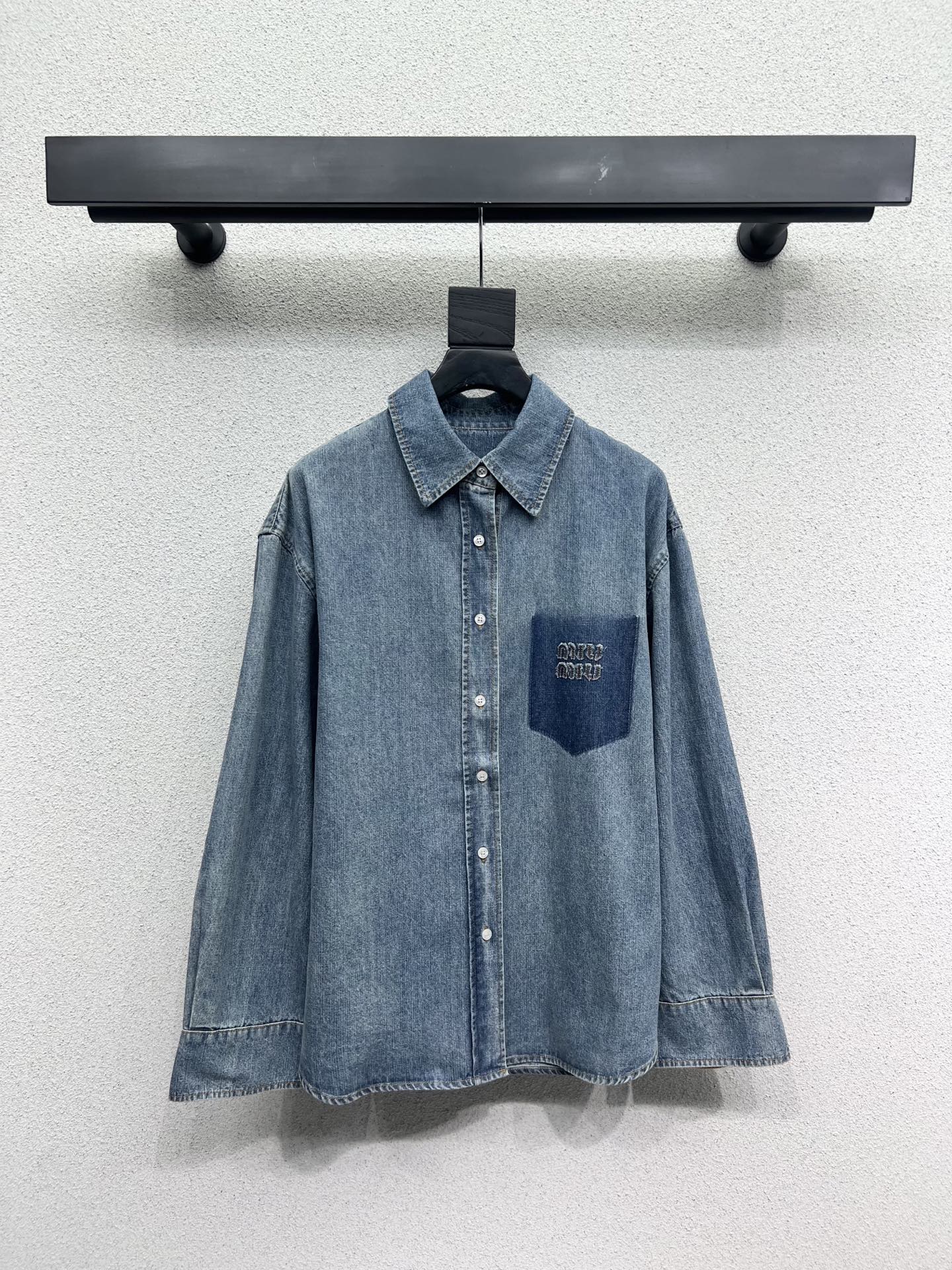 NO:330278,Original single ruthless women's clothing, with packaging Miu home denim shirt and jacket, classic, fashionable, low-key, temperament, luxury and high-end!  The style is versatile and not picky. The original customized fabric depends on the quality of the workmanship. It is a must-have for white, rich and beautiful people!  Highly recommended High quality SML, miumiu, jackets & coats,alexander wang19860909原单狠货女装 配包装miu家牛仔衬衣外套 经典时髦低调气质又奢华高级！版型百搭不挑人,原版定制面料 做工品质看细节.白富美必入！强烈推荐 高品质 尺码SML,,miumiu,jackets & coats,alexander wang,Women's clothing