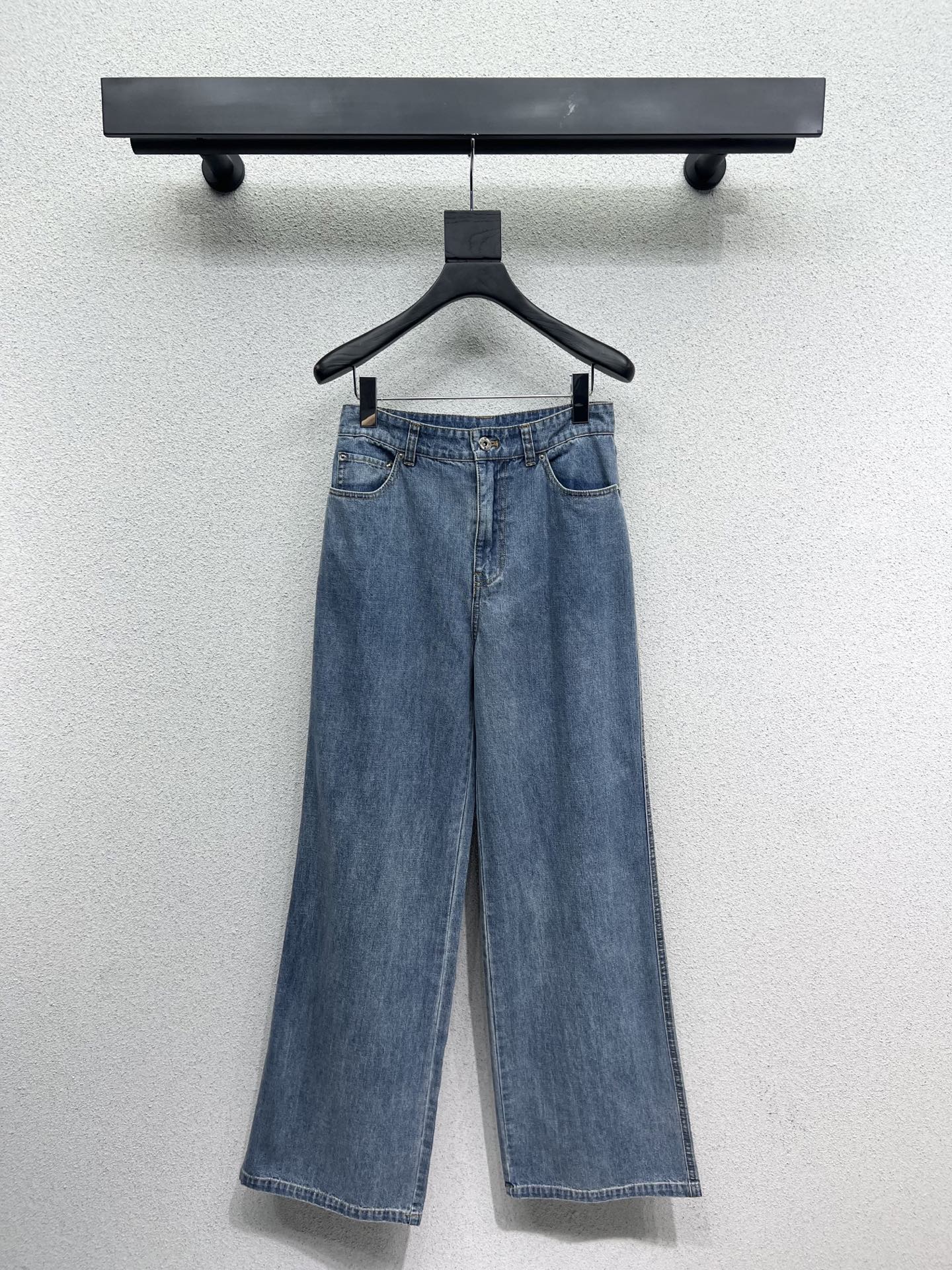 NO:330281,Original single ruthless women's clothing with packaging Miu home jeans trousers, classic, fashionable, low-key, temperament, luxury and high-end!  The style is versatile and not picky. The original customized fabric depends on the quality of the workmanship. It is a must-have for white, rich and beautiful people!  Highly recommended High quality SML, miumiu,alexander wang19860909原单狠货女装 配包装miu家牛仔长裤 经典时髦低调气质又奢华高级！版型百搭不挑人,原版定制面料 做工品质看细节.白富美必入！强烈推荐 高品质 尺码SML,,miumiu,alexander wang,Women's clothing