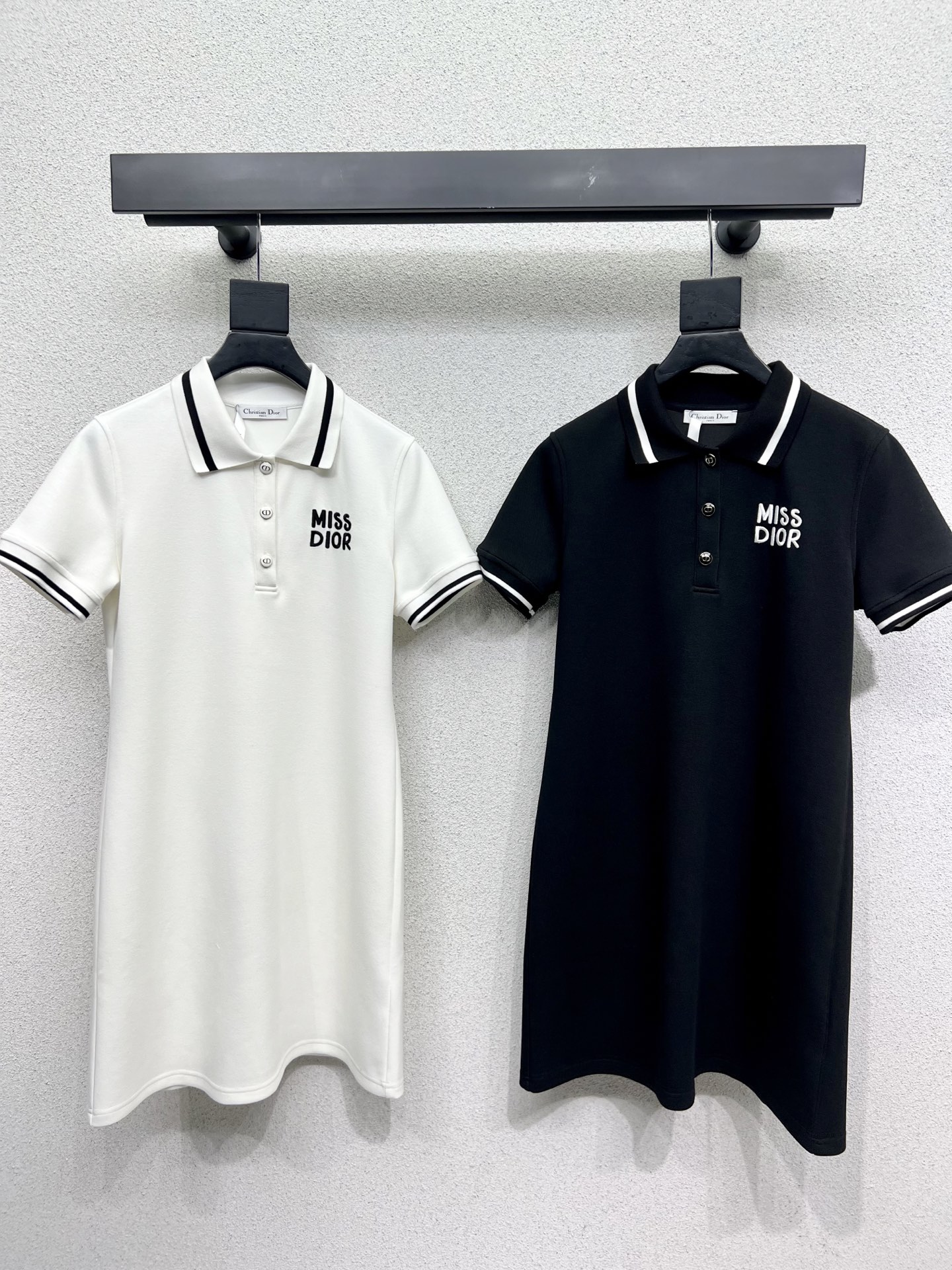 NO:330264,Original single ruthless women's clothing with packaging D home Polo collar dress Miss embroidery design is unique in taste and personality classic style design is simple and elegant Unique craftsmanship exquisite and delicate High quality Two-color Size SML,,dior, skirts,alexander wang19860909原单狠货女装 配包装D家Polo领连衣裙 Miss刺绣设计很独特的品味与个性经典款版型设计简洁而优雅 独特的工艺 精致与细腻 高品质 两色 尺码SML,,dior,skirts,alexander wang,Women's clothing