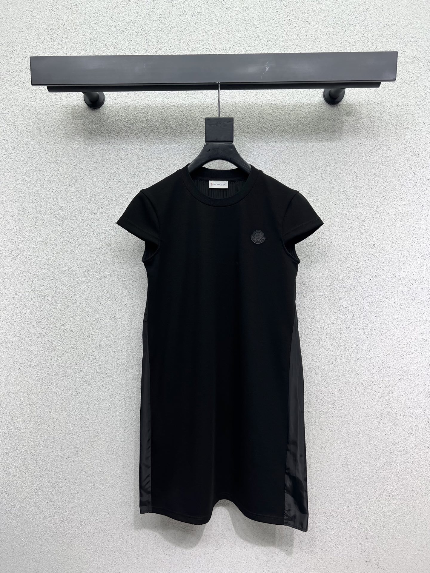 NO:330270,Original single ruthless women's clothing with a packaging cover dress, delicate and soft texture, classic age-reducing item!  The design is fashionable and does not picky about people's upper body and makes you look slim!  The perfect item that is a must-have for white and rich beauty. The texture is excellent and the workmanship is high quality. SML, Moncler, skirts, alexander wang19860909原单狠货女装 配包装蒙口连衣裙 质感细腻软糯 经典减龄单品！设计时髦版型不挑人上身巨显瘦！白富美必收的完美单品.质感超赞完美做工品质 高品质 尺码SML,,Moncler,skirts,alexander wang,Women's clothing