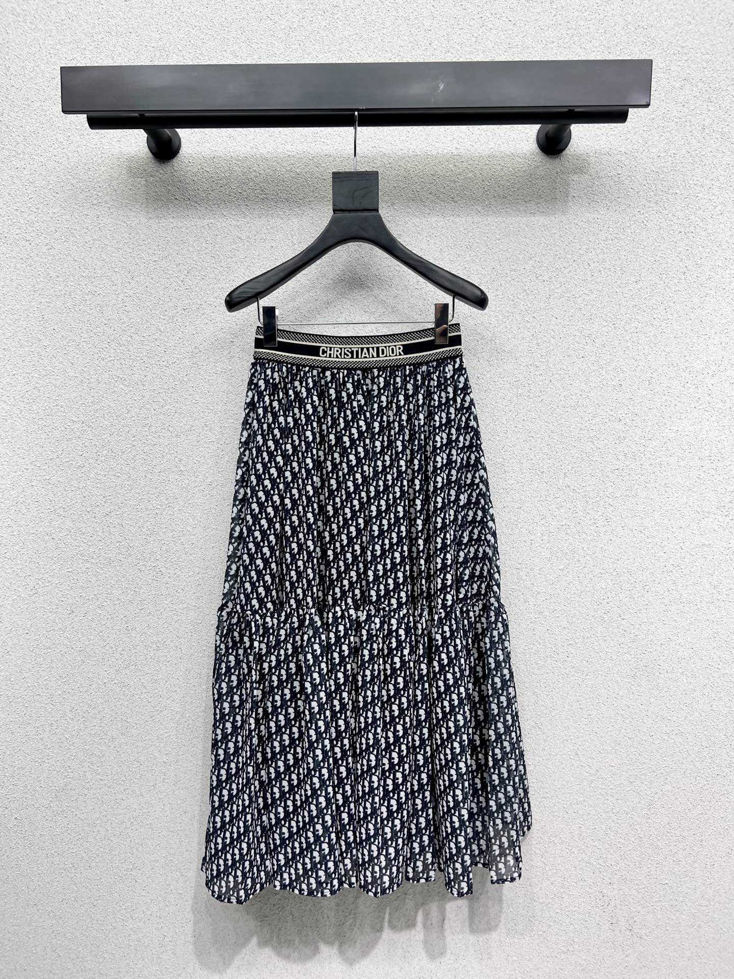 NO:330282,Original single ruthless women's clothing, with packaging D family classic presbyterian skirt. It seems simple and actually looks very elegant. A commuter item with a high-end feel, which increases the overall precision. High quality. Size SML,,dior, skirts,alexander wang19860909原单狠货女装 配包装D家经典老花半裙 看似简单实际上身非常显气质的一件通勤单品高级感满满 使得整体增加了精致度 高品质 尺码SML,,dior,skirts,alexander wang,Women's clothing