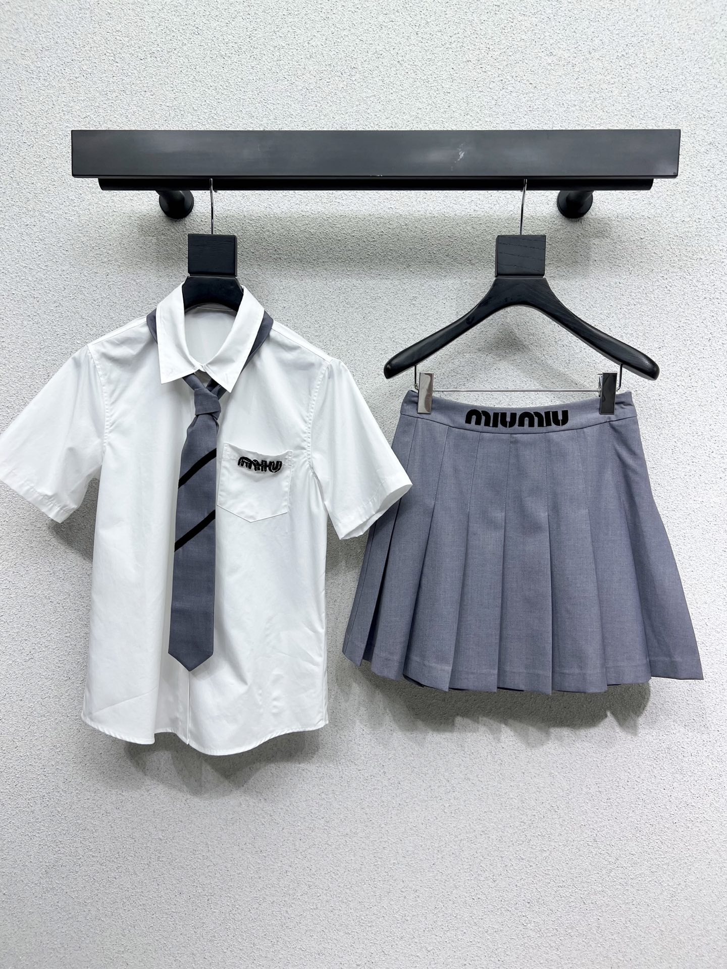 NO:330525,Shirt, skirt, original single and ruthless women's clothing, packaged, miu family college style tie shirt   skirt, take it separately!  Good details and texture. The overall handsome brand style is both practical and practical. The style is versatile and not picky about others. The upper body is beautiful!  Customized auxiliary materials, perfect workmanship quality depends on details, high quality, size SML, miumiu, skirts, ties, alexander wang19860909衬衣 半裙原单狠货女装 配包装miu家学院风领带衬衣 半裙 分开拿！细节质感好 整体帅气大牌范与实用兼备 版型百搭不挑人上身美的不要不要的！ 定制辅料 完美做工品质看细节 高品质 尺码SML,,miumiu,skirts,ties,alexander wang,Women's clothing