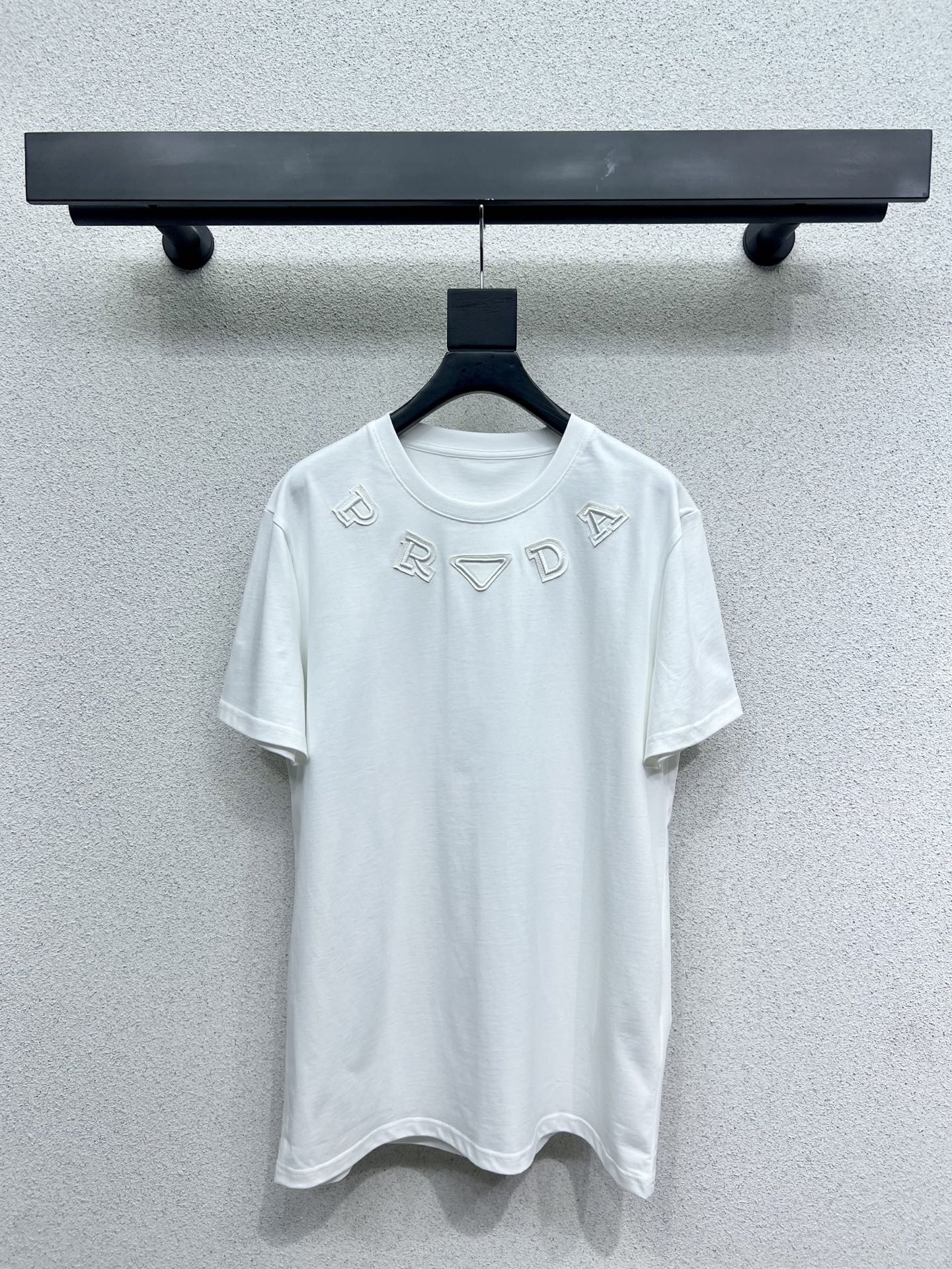 NO:330528,Original single ruthless women's clothing, packaged P home letter patch embroidered short-sleeved T-shirt, neck patch embroidered short-sleeved, pure white background, three-dimensional letter embroidered at the neckline, retro and exquisite, instantly enhances the sense of fashion, easy to match with various styles, can be salty or sweet, wardrobe essential items High quality SML, T-shirt,tees, t-shirt,alexander wang19860909原单狠货女装 配包装P家字母贴布绣短袖T恤 领口贴布绣短袖,纯白底色干净纯粹,领口处贴布立体字母刺绣,复古又精致,瞬间提升时尚感,轻松搭配各种风格,可盐可甜,衣橱必备单品 高品质 尺码SML,,T-shirt,tees，t-shirt,alexander wang,Women's clothing