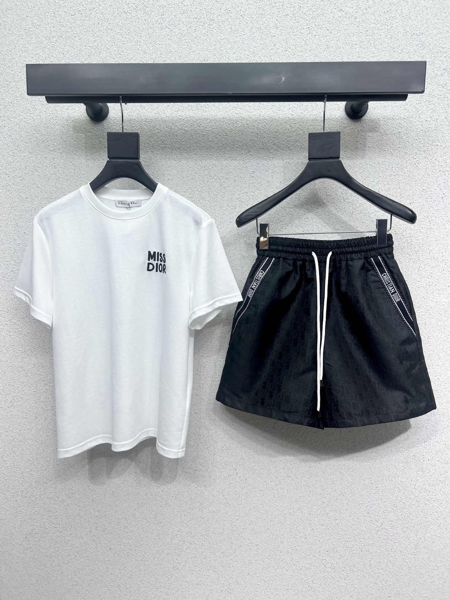 NO:330531,Original single ruthless women's clothing, packaged with D home Miss short-sleeved T-shirt   presbyterian shorts suit, very unique taste and personality, classic style design is simple and elegant, unique craftsmanship, more exquisite and delicate, high quality, Size SML,,dior, shorts,T-shirt,tees,t-shirt,alexander wang19860909原单狠货女装 配包装D家Miss短袖T恤 老花短裤套装很独特的品味与个性经典款版型设计简洁而优雅 独特的工艺 多了一份精致与细腻 高品质 尺码SML,,dior,shorts,T-shirt,tees，t-shirt,alexander wang,Women's clothing