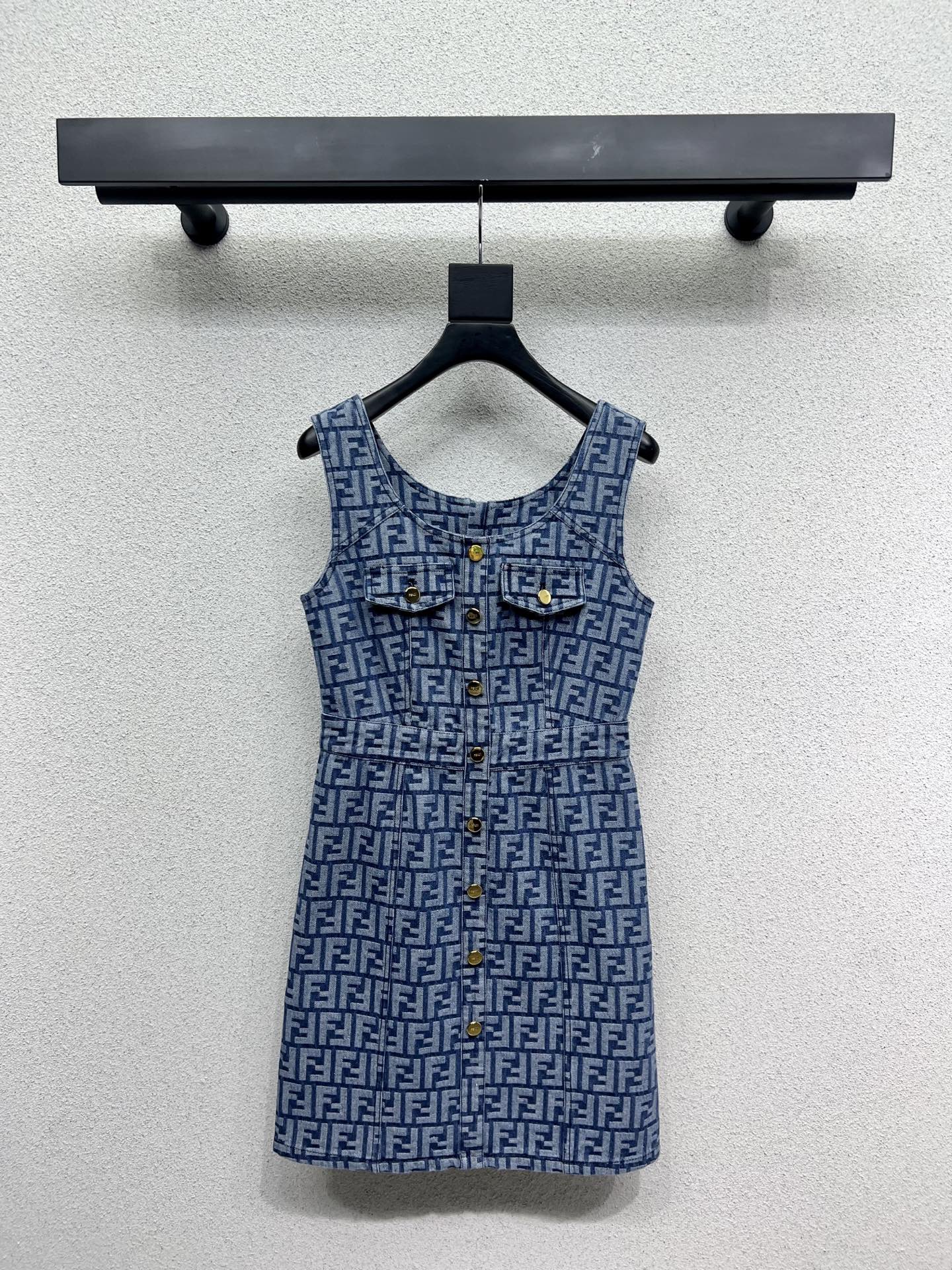 NO:330543,Original single ruthless women's clothing, equipped with packaging, FD home FF classic old-fashioned denim dress, low-key and fashionable, versatile and not picky, can be used, versatile and handsome, high-quality, size SML,,dior, skirts,alexander wang19860909原单狠货女装 配包装FD家FF经典老花牛仔连衣裙 低调又时髦 版型百搭不挑人 都可驾驭 百搭又帅气 高品质 尺码SML,,dior,skirts,alexander wang,Women's clothing