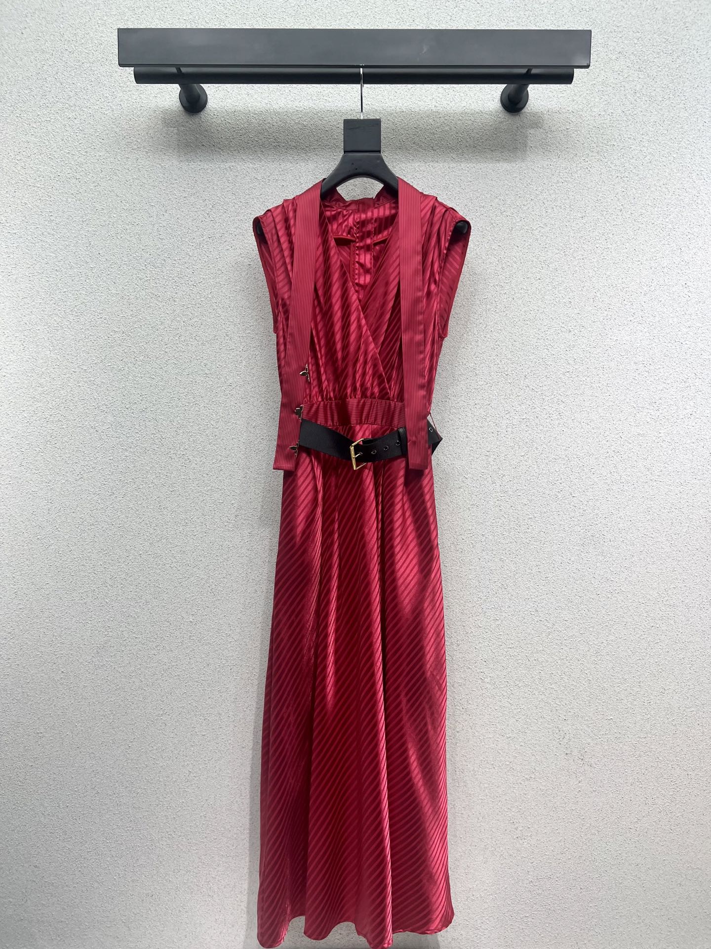 NO:330537,Original single ruthless women's clothing, equipped with L-home metal long dress, fashionable, low-key, elegant, luxurious and high-end!  The style is versatile and not picky, and the workmanship quality depends on the details. You must be a white, rich and beautiful person!  Highly recommended High quality Size SML, louis vuitton, skirts, alexander wang19860909原单狠货女装 配包装L家金属长款连衣裙 时髦低调气质又奢华高级！版型百搭不挑人,做工品质看细节.白富美必入！强烈推荐 高品质 尺码SML,,louis vuitton,skirts,alexander wang,Women's clothing