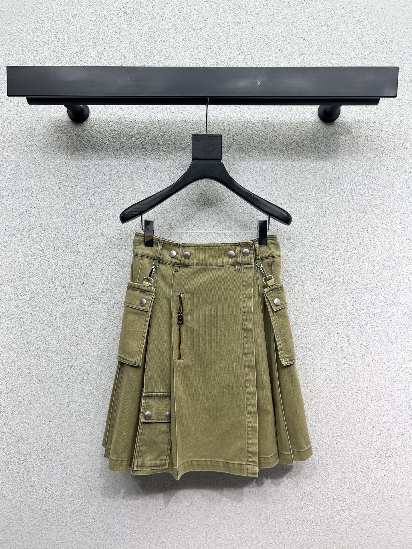 NO:330532,Original single ruthless women's clothing with packaging D-home denim skirt, fashionable, low-key, temperament, luxury and high-end!  The style is versatile and not picky. The original customized fabric depends on the quality of the workmanship. It is a must-have for white, rich and beautiful people!  Highly recommended High quality Size SML, Dior, skirts, alexander wang19860909原单狠货女装 配包装D家牛仔半裙 时髦低调气质又奢华高级！版型百搭不挑人,原版定制面料 做工品质看细节.白富美必入！强烈推荐 高品质 尺码SML,,dior,skirts,alexander wang,Women's clothing