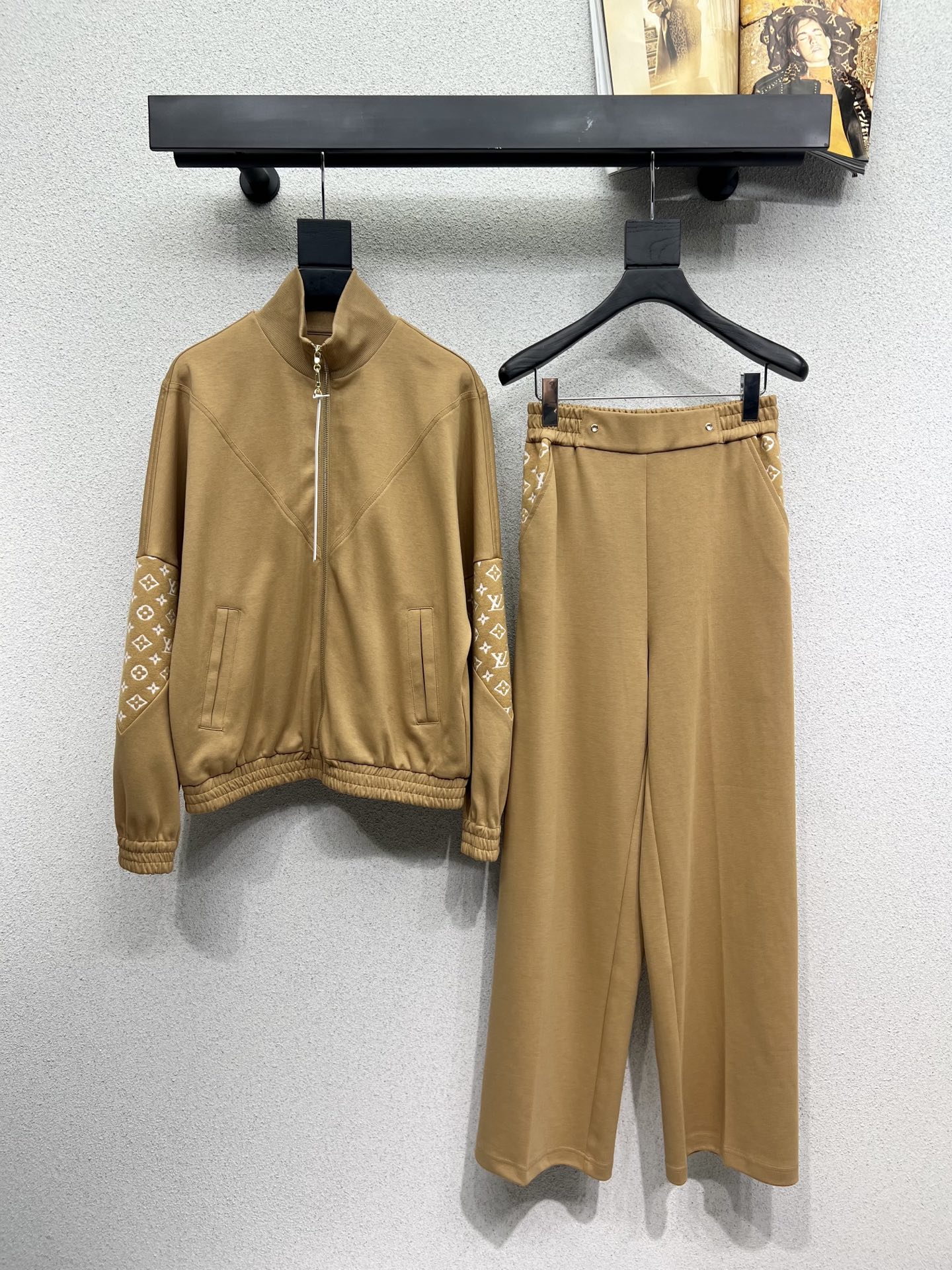 NO:330544,Original single ruthless women's clothing, with packaging L family presbyterian casual suit, a series of items that are very good to match, simple, refreshing and fashionable, elegant and fashionable, huge and versatile, very beautiful colors, customized fabrics are high-end and textured, essential for dates and shopping, high quality, two colors, Size SML,,louis vuitton,alexander wang19860909原单狠货女装 配包装L家拼老花休闲套装 巨好搭配的一系列单品 简简单单 穿出清爽时髦的高级感 日常优雅又时髦巨百搭 颜色很好看 定制面料高级又有质感 约会逛街必备 高品质 两色 尺码SML,,louis vuitton,alexander wang,Women's clothing