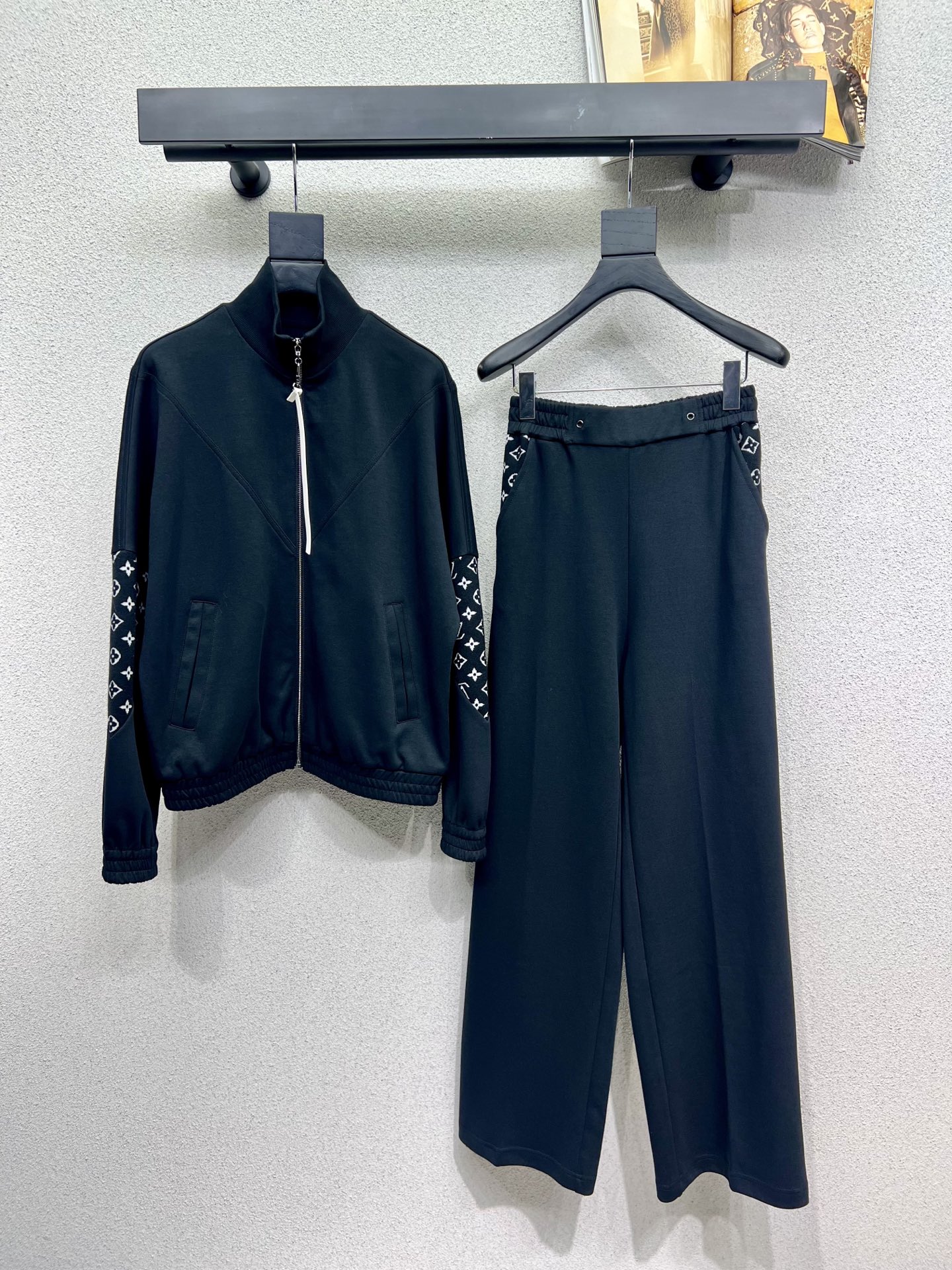 NO:330538,Original single ruthless women's clothing, with packaging L family presbyterian casual suit, a series of items that are very good to match, simple, refreshing and fashionable, elegant and fashionable, huge and versatile, very beautiful colors, customized fabrics are high-end and textured, essential for dates and shopping, high quality, two colors, Size SML,,louis vuitton,alexander wang19860909原单狠货女装 配包装L家拼老花休闲套装 巨好搭配的一系列单品 简简单单 穿出清爽时髦的高级感 日常优雅又时髦巨百搭 颜色很好看 定制面料高级又有质感 约会逛街必备 高品质 两色 尺码SML,,louis vuitton,alexander wang,Women's clothing