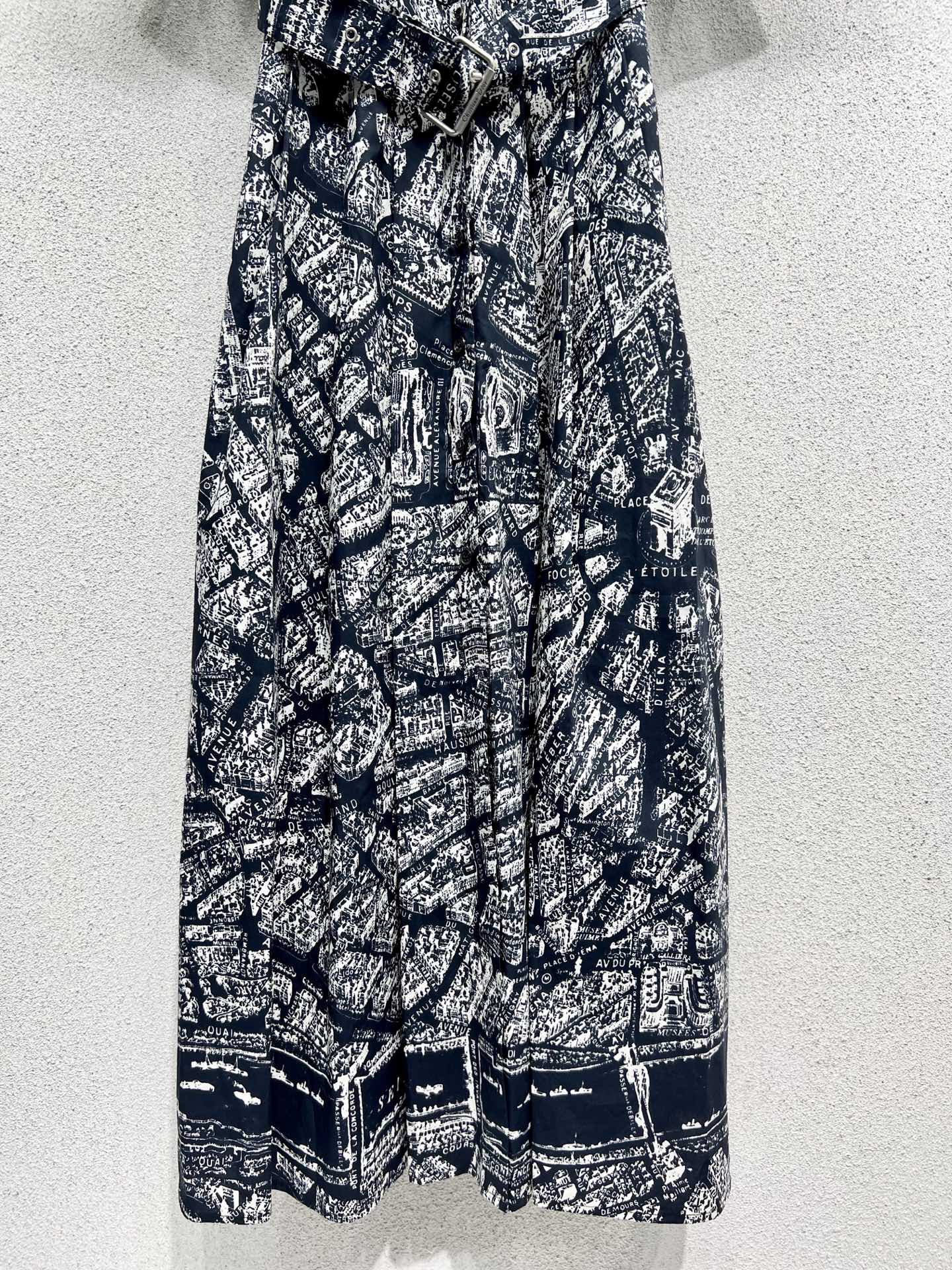 “Bad-Ass Woman P759 Unscathed in Paris Tower Map Design” - 图片 5