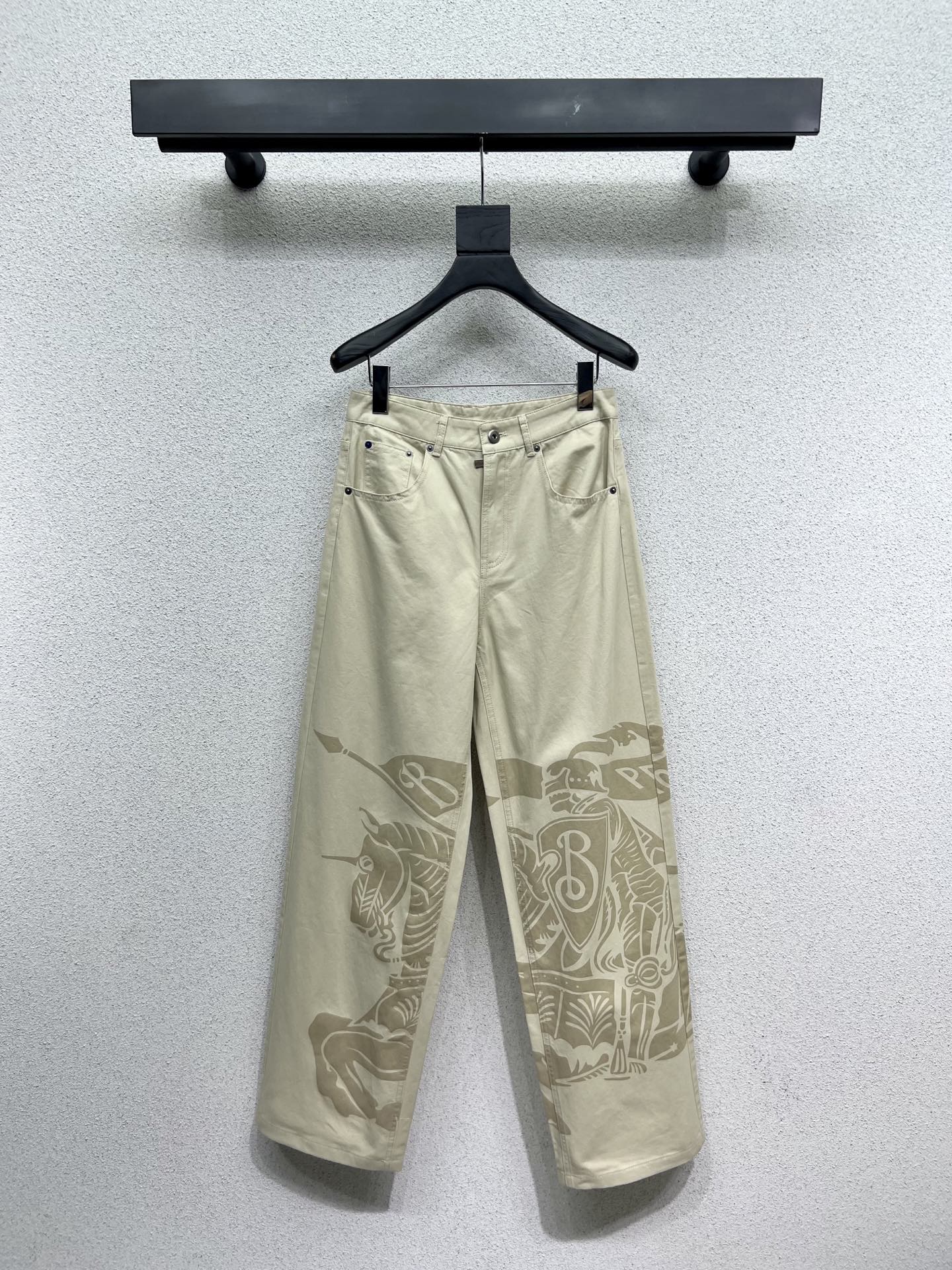 P621 WITH A SERIES OF JACKETS AND PANTS AND SKIRTS AND SKIRTS AND A CLASSIC DESIGN. - 图片 1