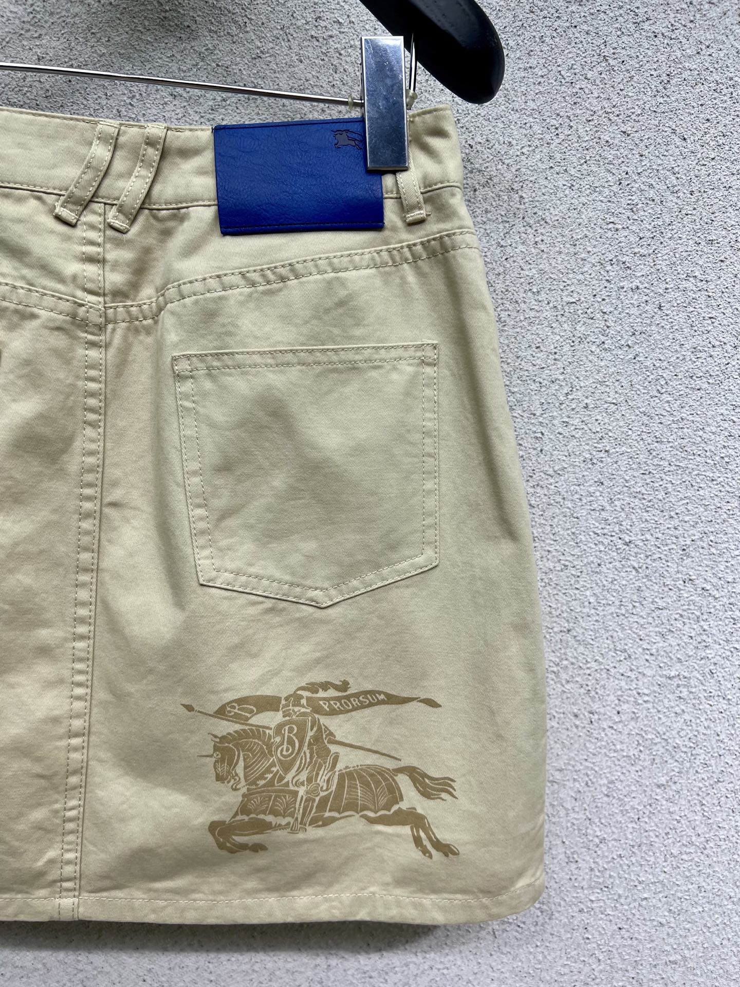 Versatile One-Size-Fits-All Female Outfits with Classic Designs and Custom-Made Details - 图片 5