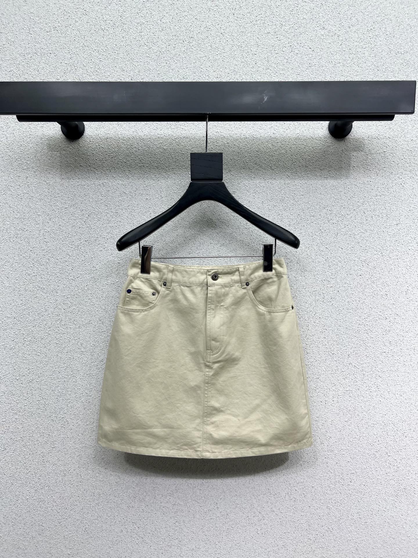 Versatile One-Size-Fits-All Female Outfits with Classic Designs and Custom-Made Details - 图片 1