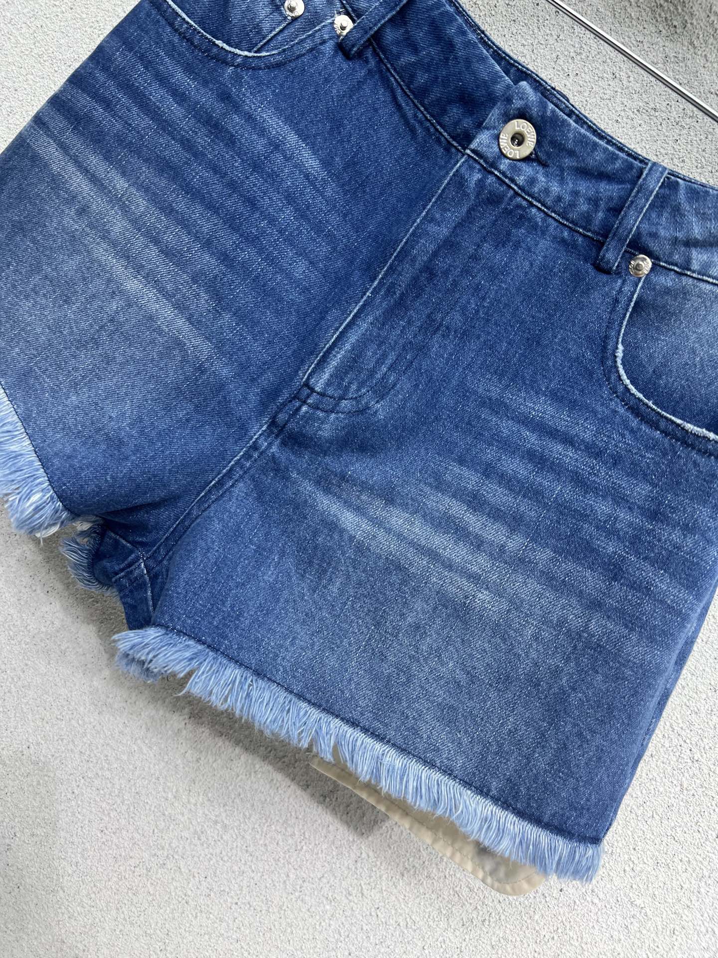 Stylish P587 Female Suit with Ziwei Shorts, Custom Jeans, Monolithic Mix. - 图片 3