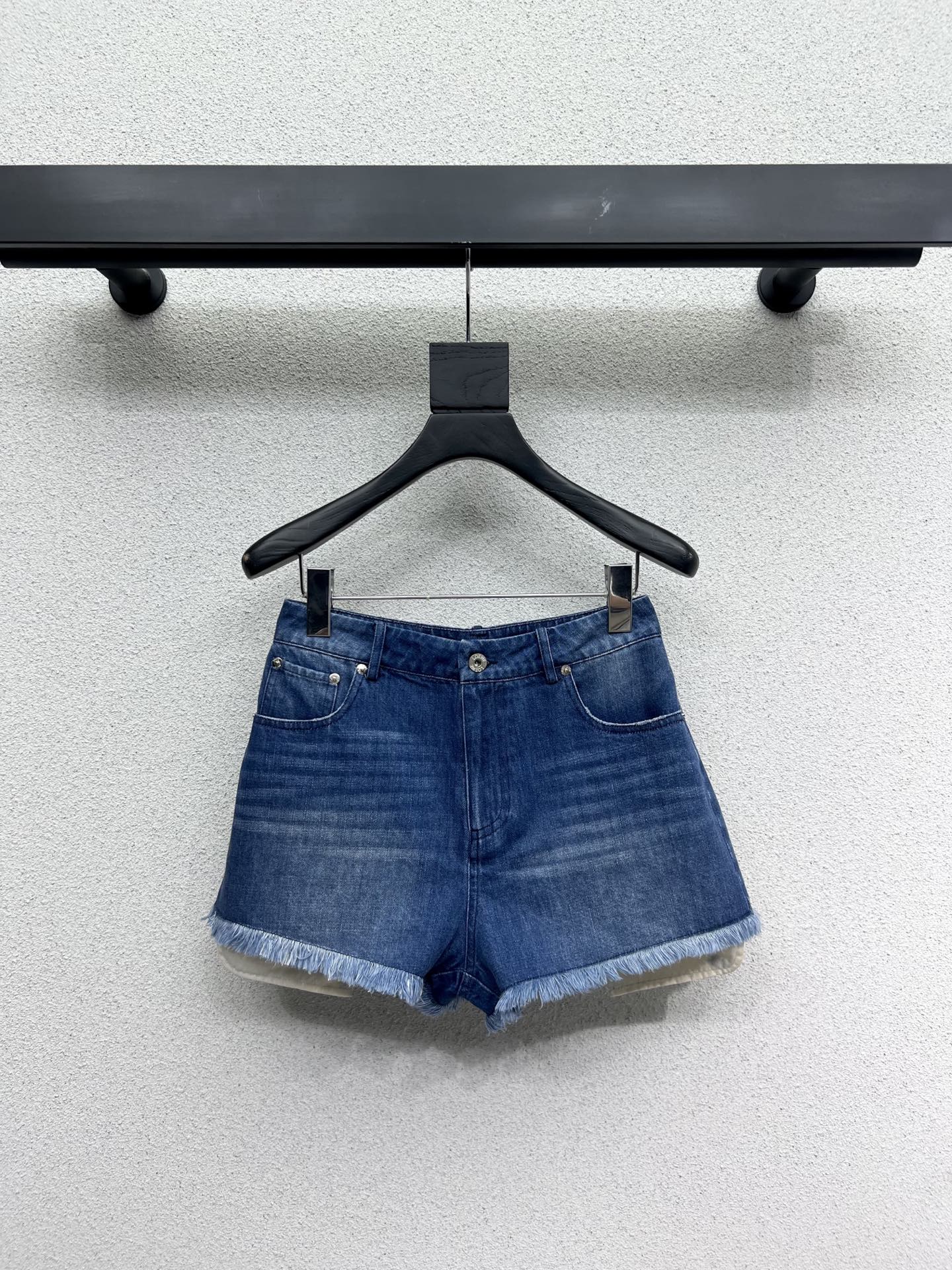 Stylish P587 Female Suit with Ziwei Shorts, Custom Jeans, Monolithic Mix. - 图片 1