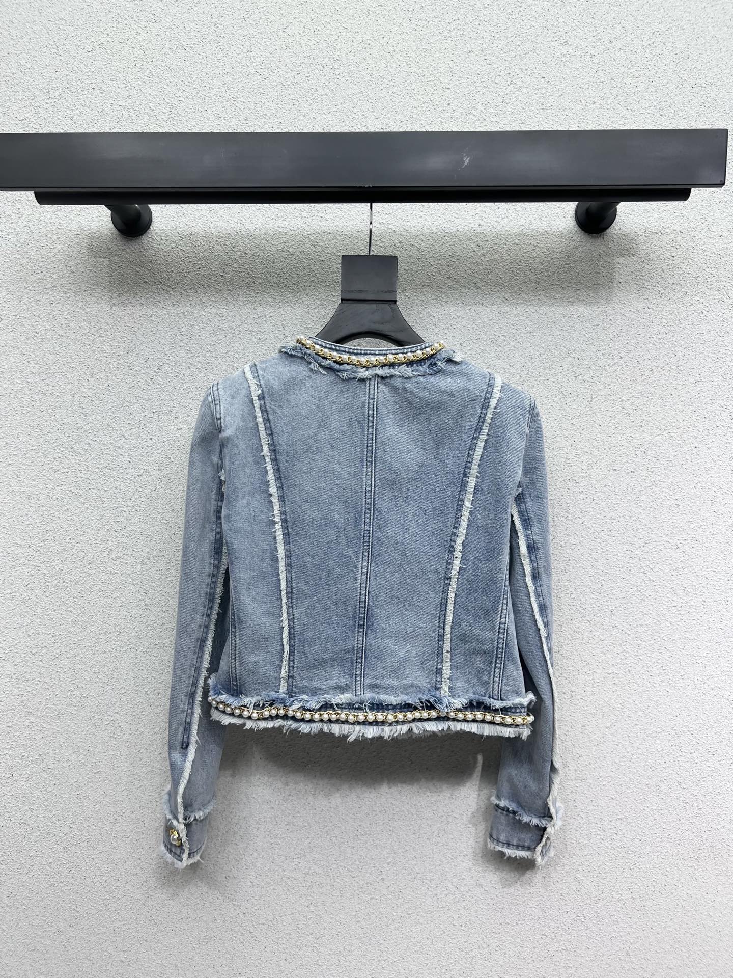 “Stylish Women’s Suit with Cowboy Coat and High-Quality Details” - 图片 6