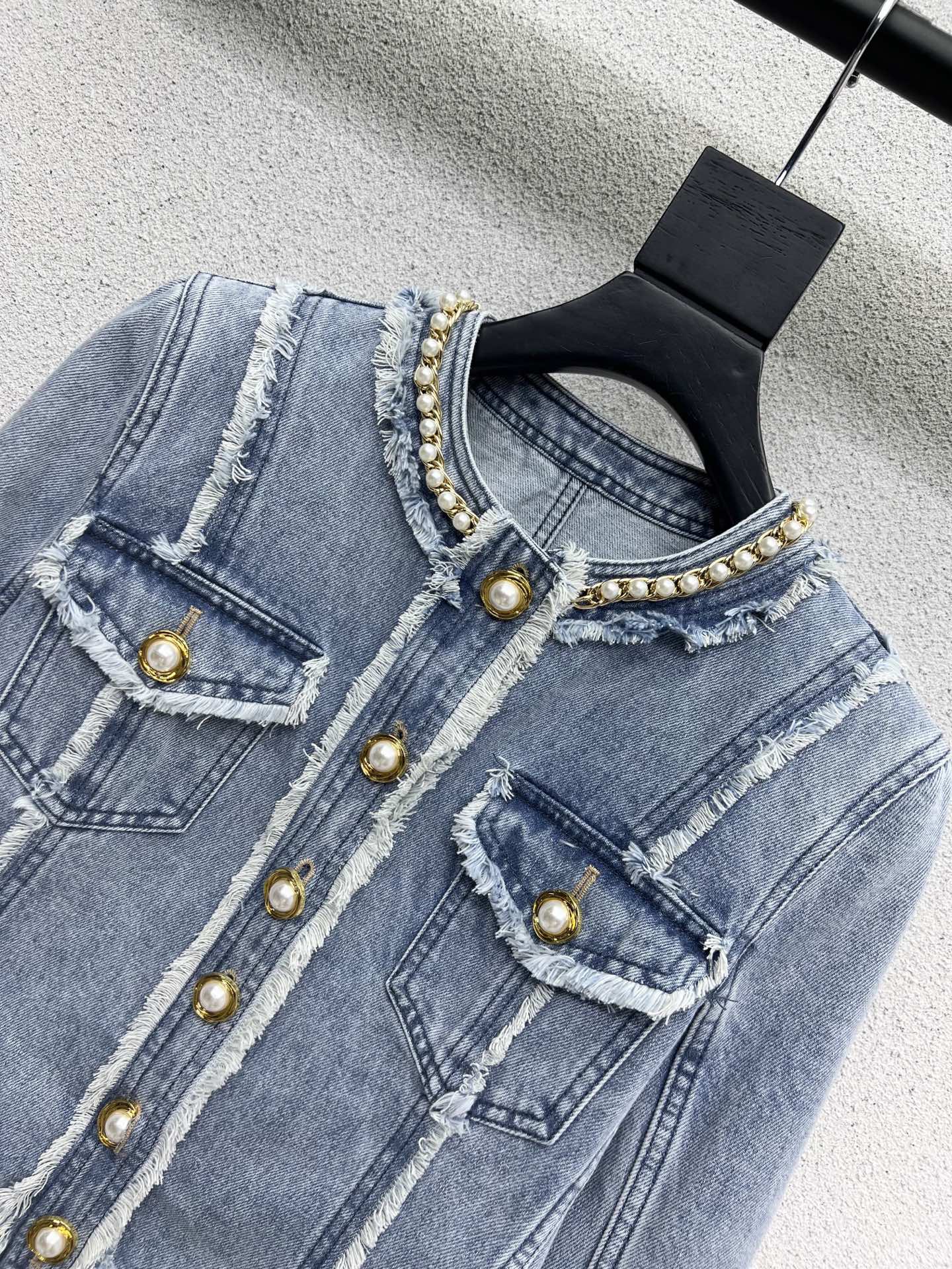 “Stylish Women’s Suit with Cowboy Coat and High-Quality Details” - 图片 3
