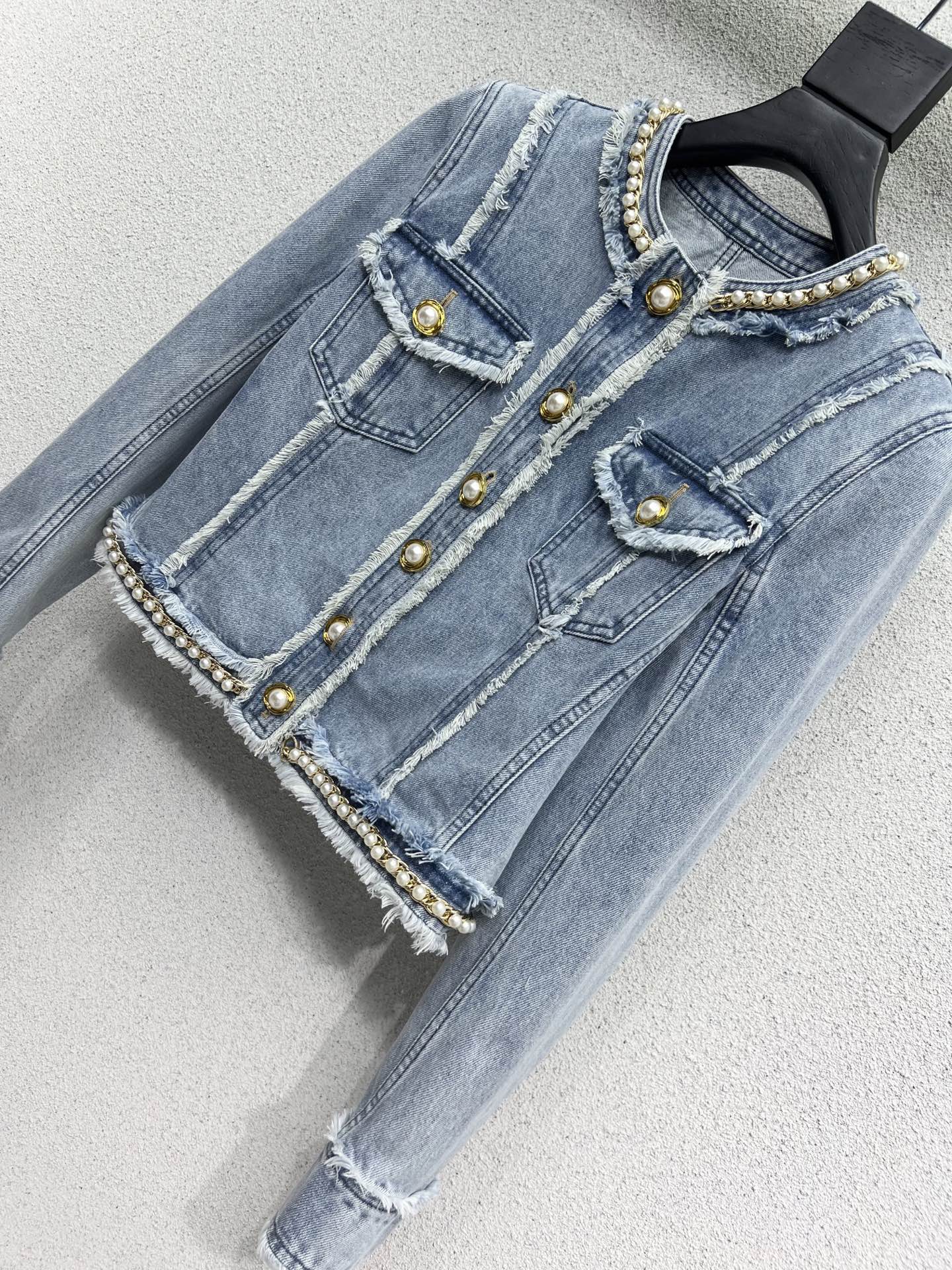 “Stylish Women’s Suit with Cowboy Coat and High-Quality Details” - 图片 4