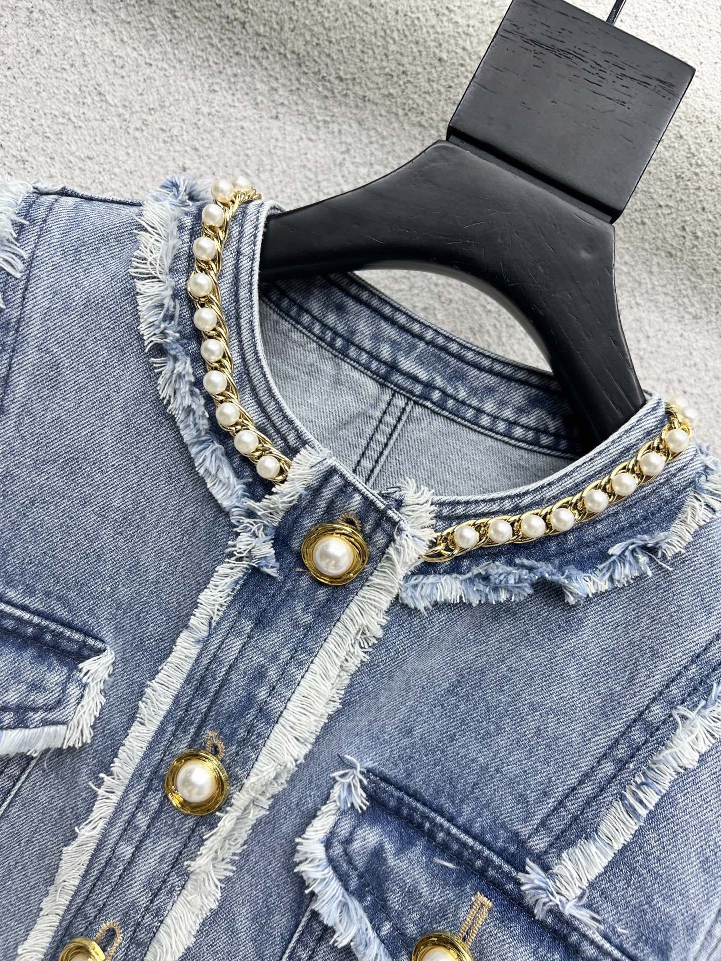 “Stylish Women’s Suit with Cowboy Coat and High-Quality Details” - 图片 2