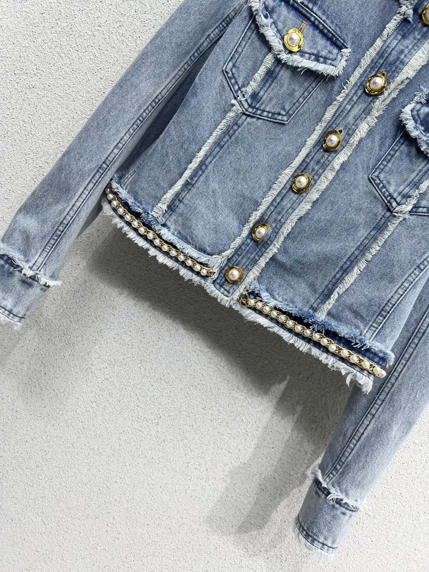 “Stylish Women’s Suit with Cowboy Coat and High-Quality Details” - 图片 5