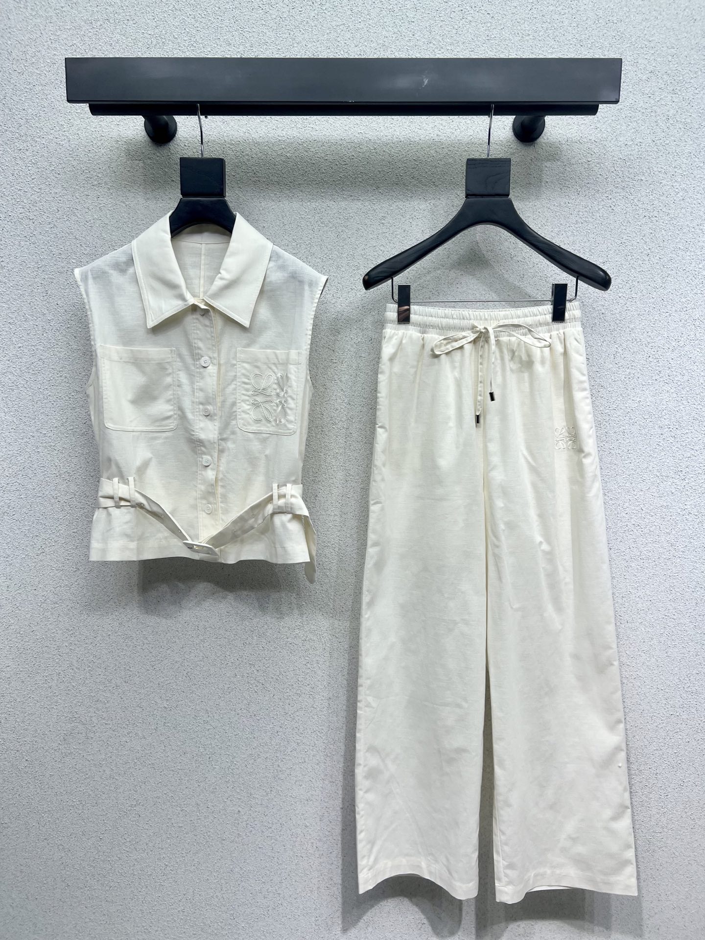 Stylish One-Size-Fits-All Female Suit with High Quality and Skillful Design - 图片 1