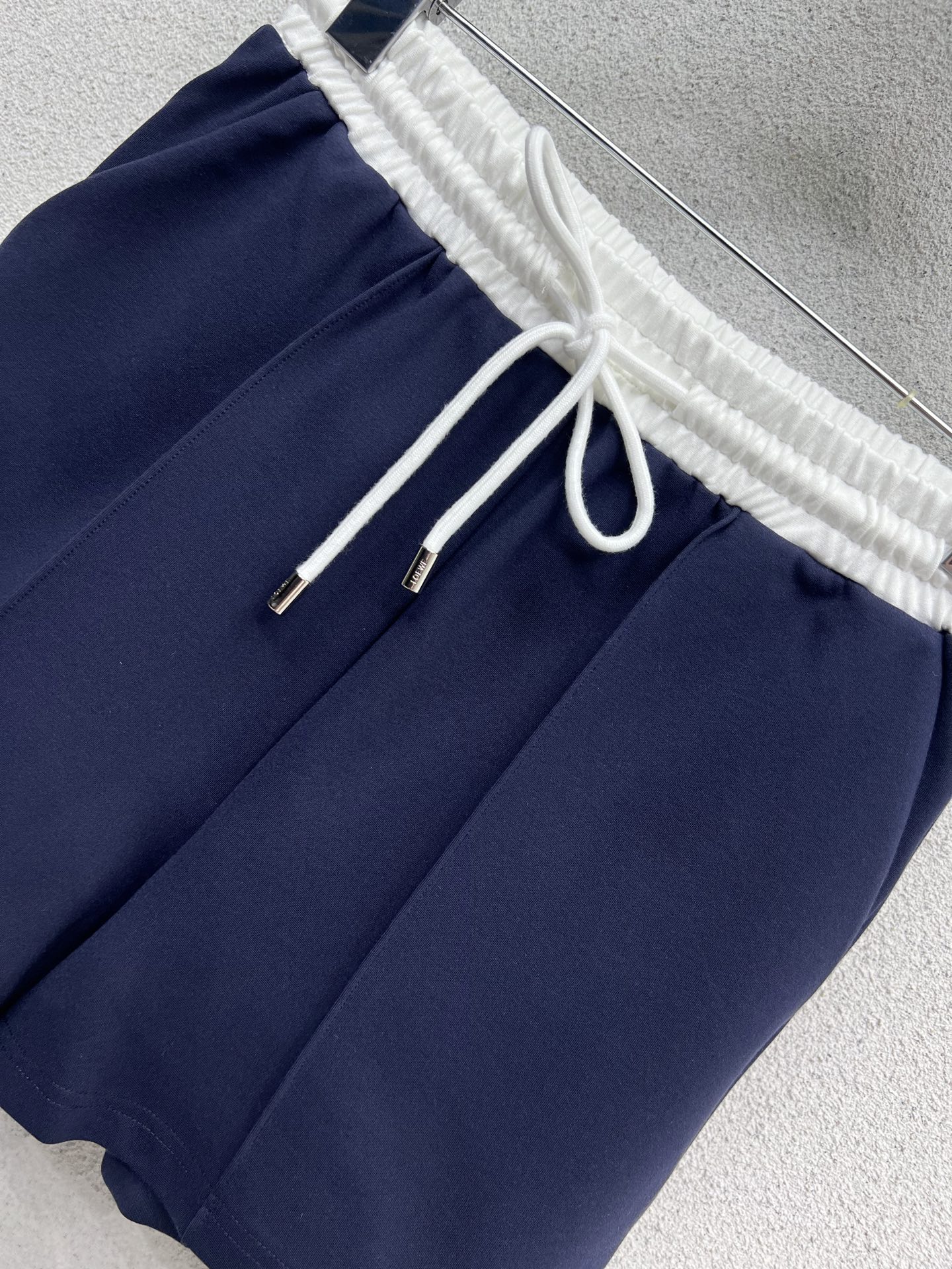 Gruesome Woman’s Suit with Tiara: Stylish, Detailed, Symmetrical Design for Day-to-Day Wear - 图片 5