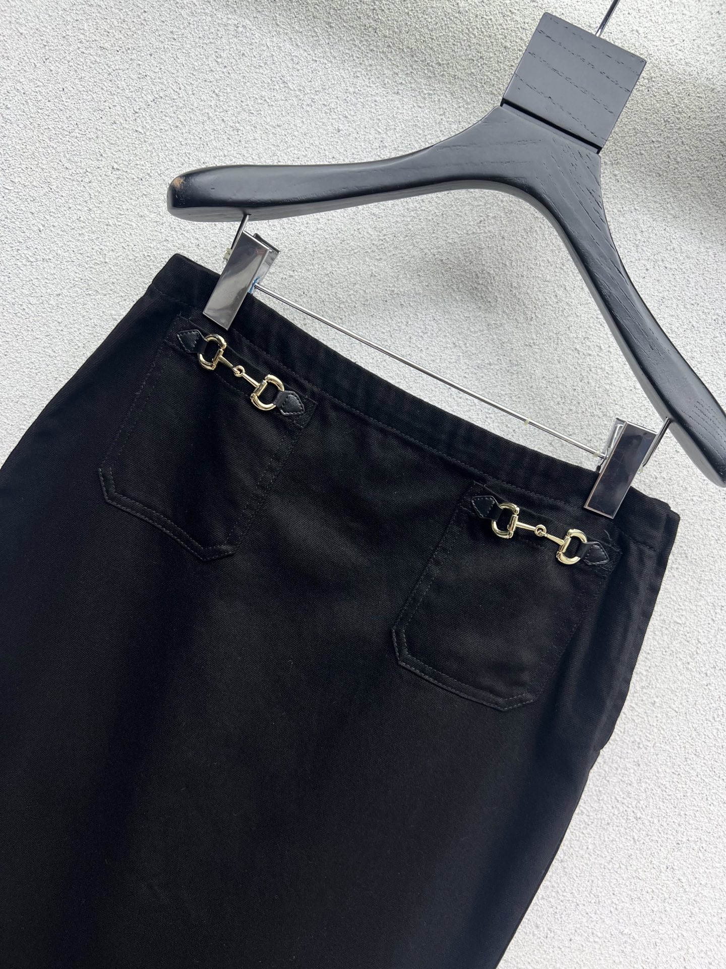 High-Quality Custom Women’s Suit with Slashed Cotton Details and Cosmopolitan Style - 图片 6