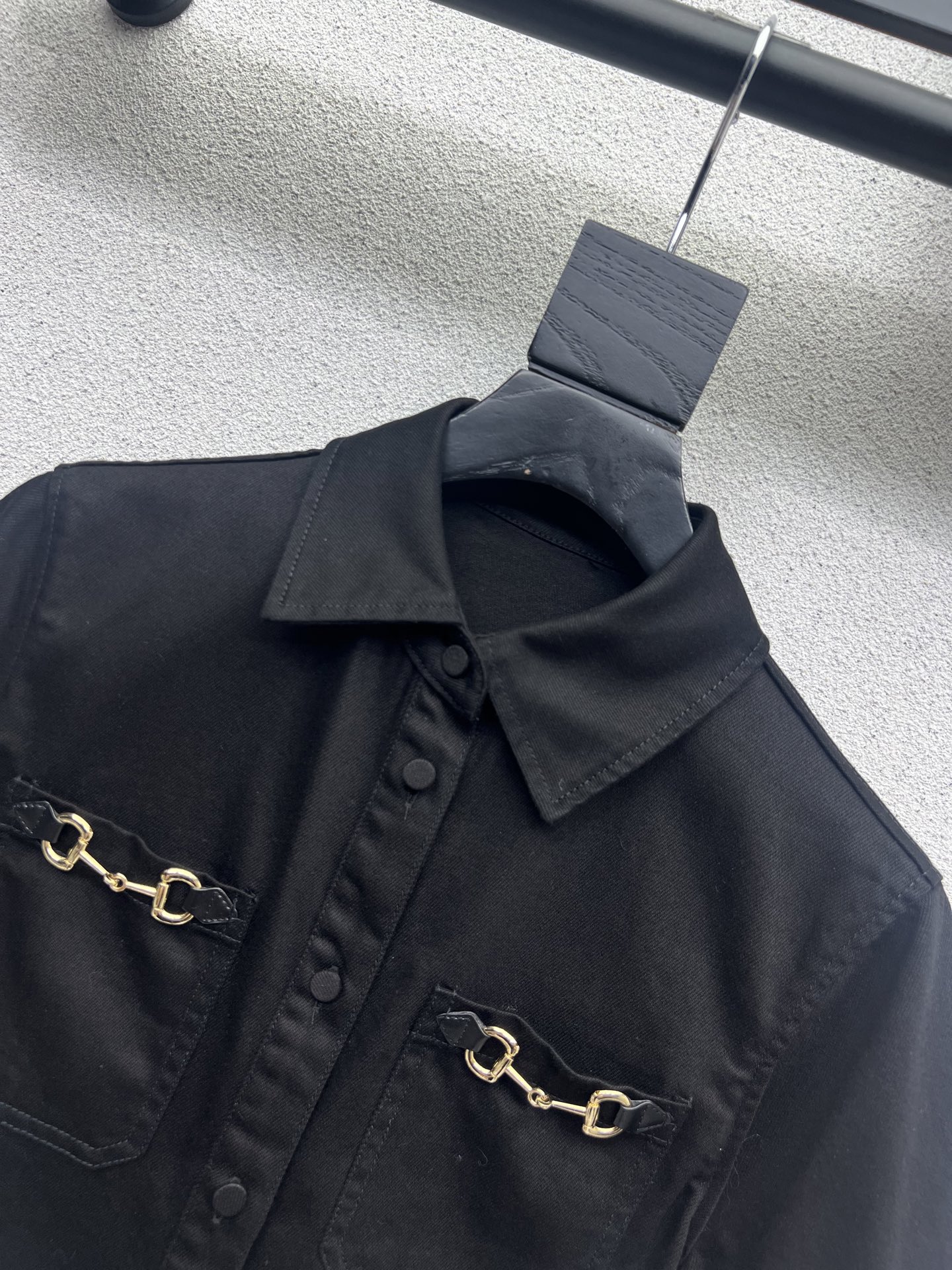 High-Quality Custom Women’s Suit with Slashed Cotton Details and Cosmopolitan Style - 图片 3
