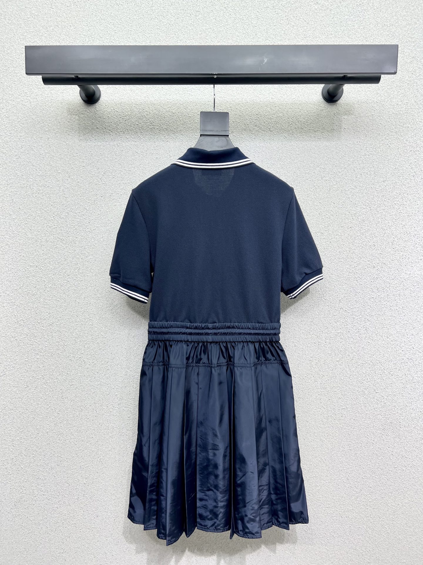 Stylish One-Size-Fits-All Female Dress with Classic Redesign for Elegance. - 图片 4