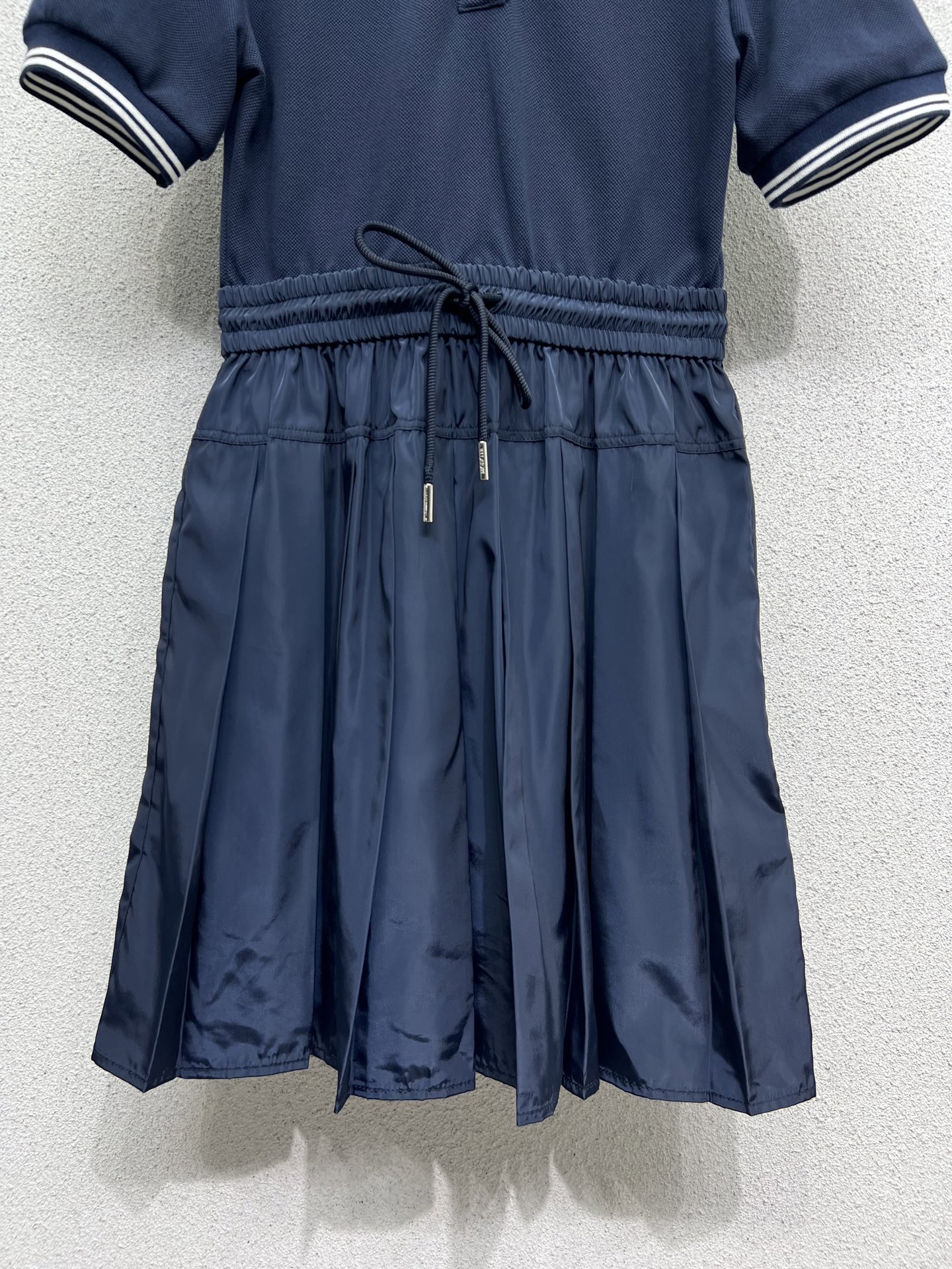 Stylish One-Size-Fits-All Female Dress with Classic Redesign for Elegance. - 图片 3