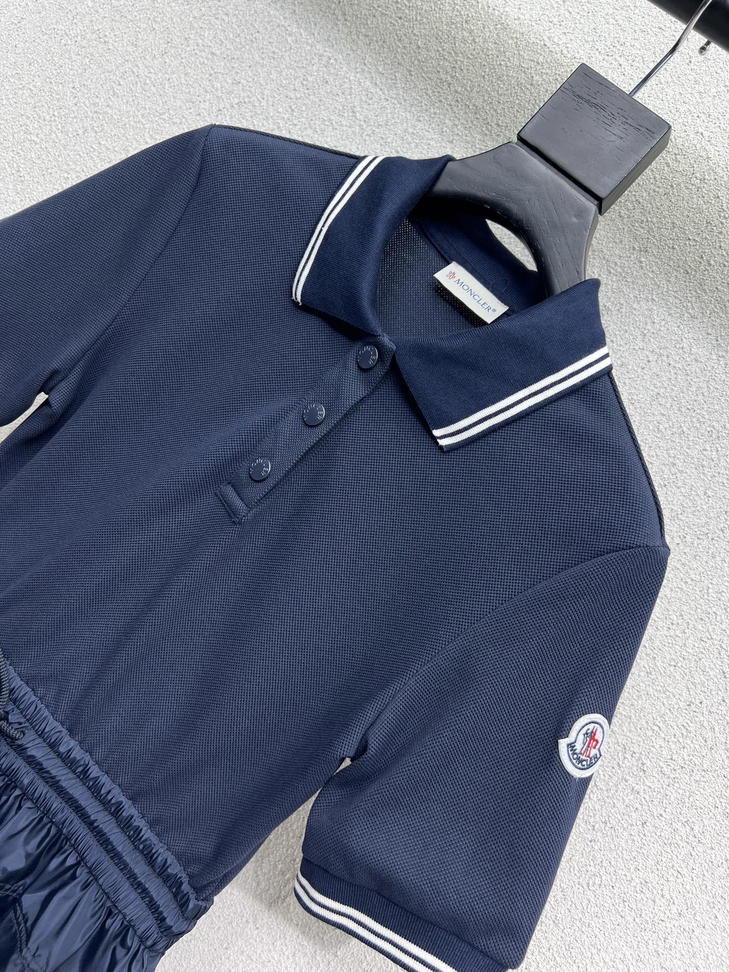 Stylish One-Size-Fits-All Female Dress with Classic Redesign for Elegance. - 图片 2