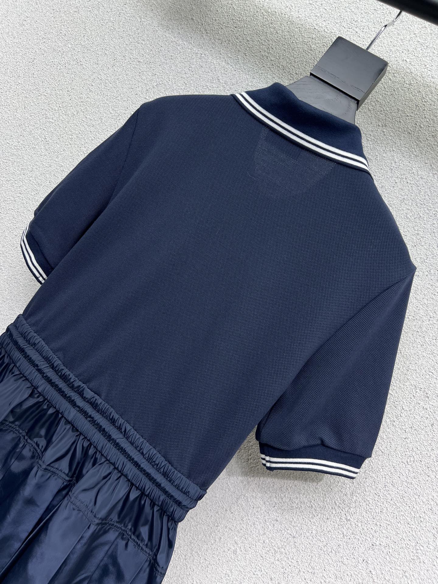 Stylish One-Size-Fits-All Female Dress with Classic Redesign for Elegance. - 图片 5