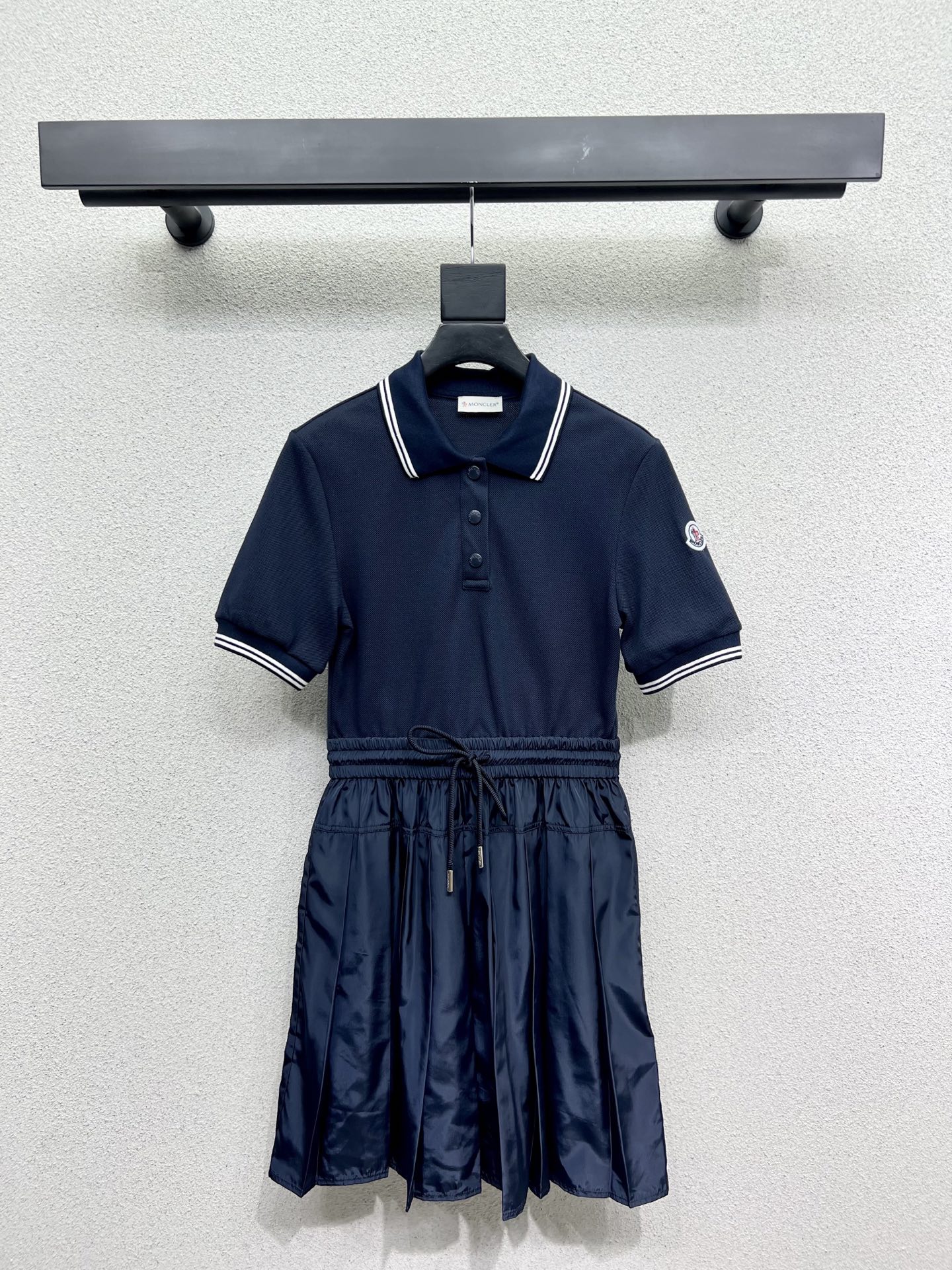 Stylish One-Size-Fits-All Female Dress with Classic Redesign for Elegance. - 图片 1