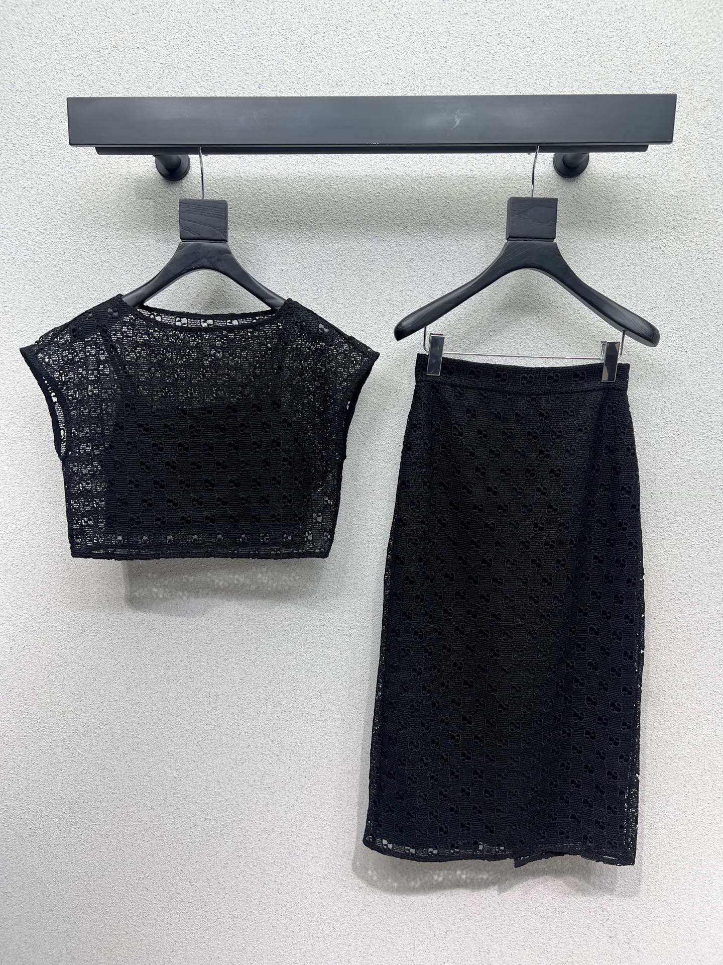 “Original Women’s Suit with Guacamole Packaging: Acoustic Embroidered Design and Acne Accelerator” - 图片 1