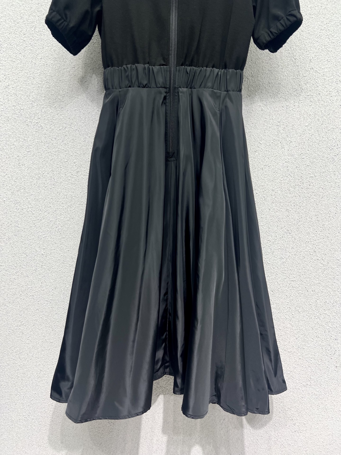 Stylish Short-Sleeved Dress for a Bad-Ass Girl: Classic, Elegant, and High-Quality - 图片 3