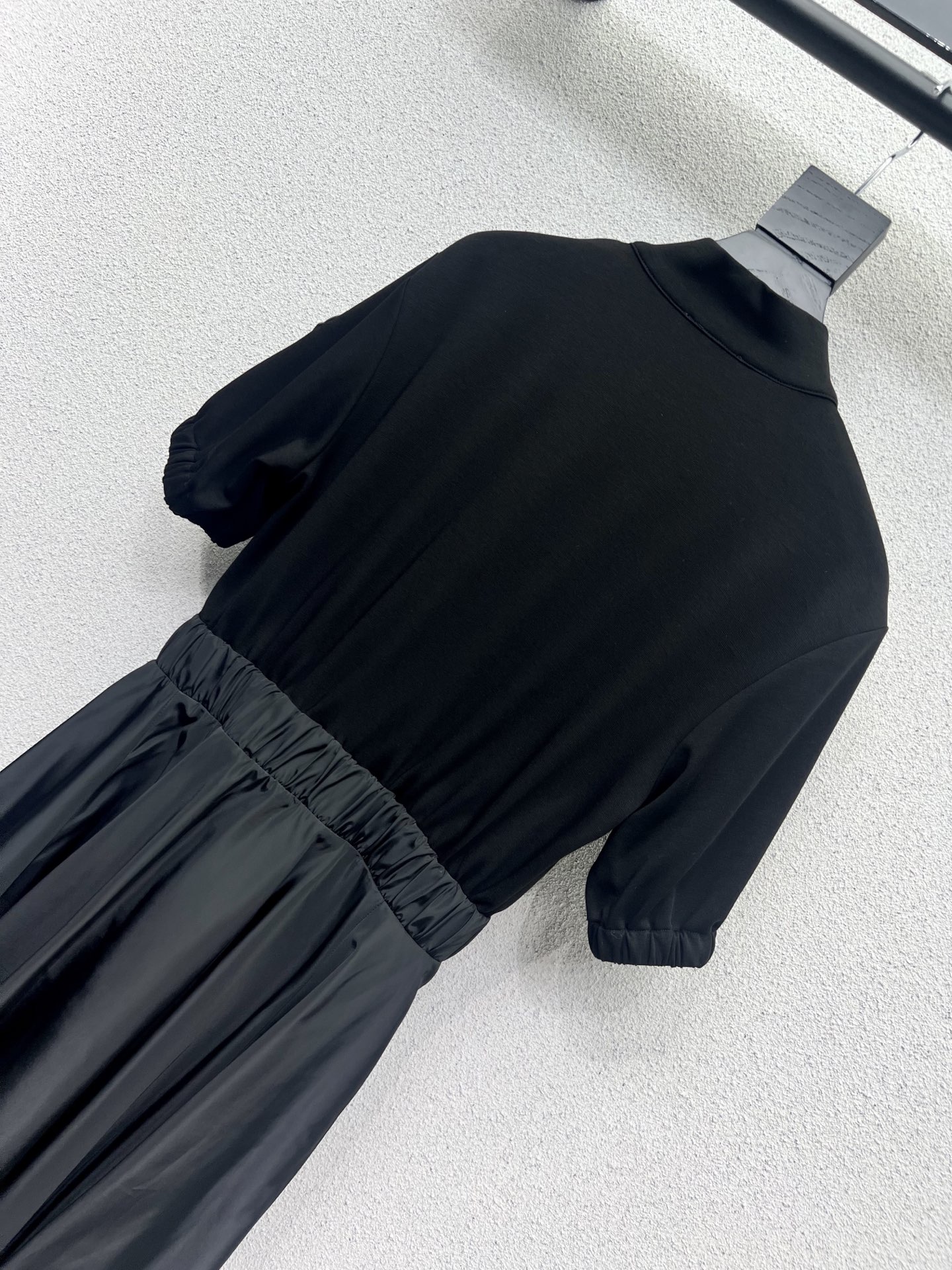 Stylish Short-Sleeved Dress for a Bad-Ass Girl: Classic, Elegant, and High-Quality - 图片 5
