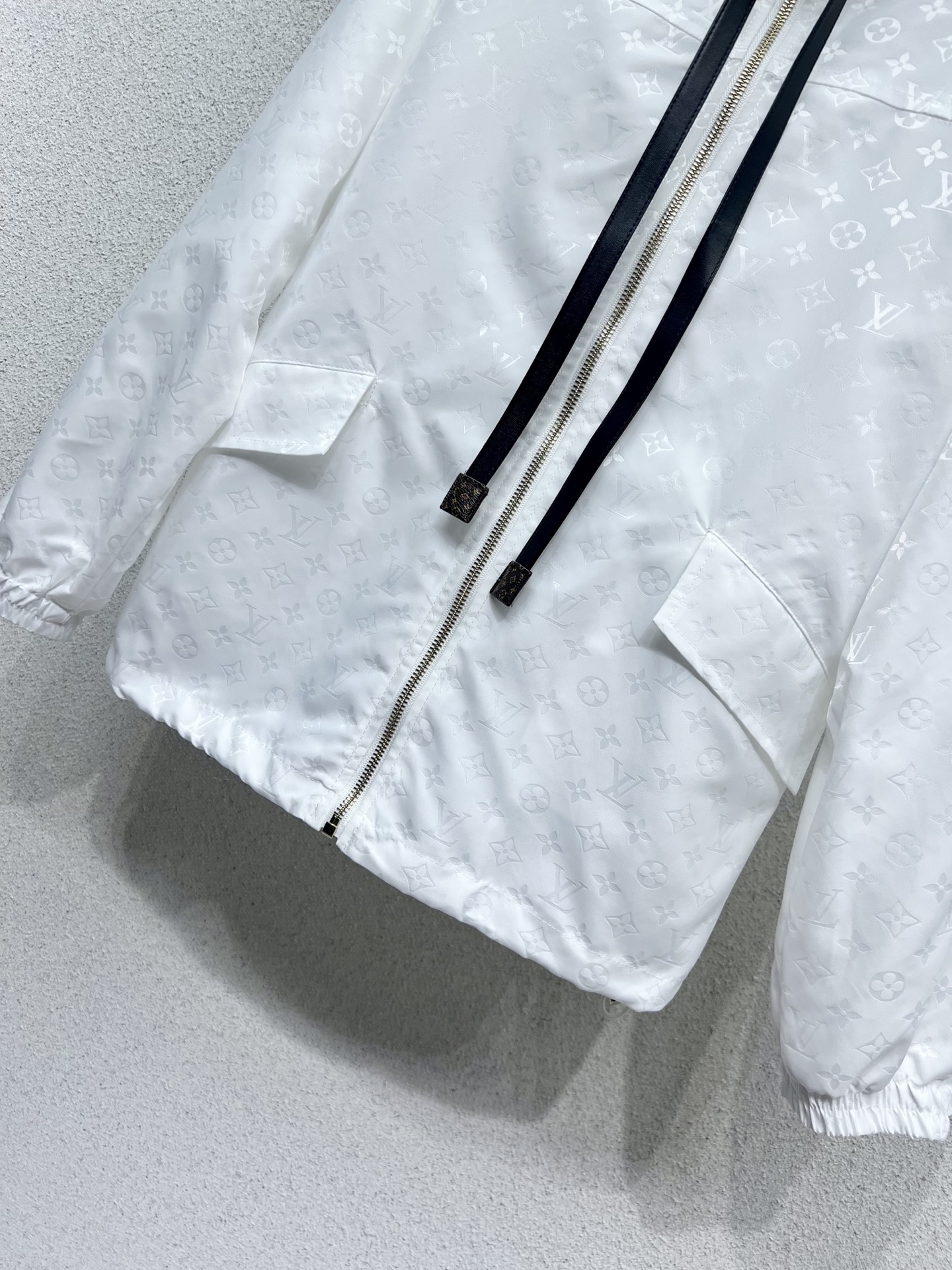 “Stylish Women’s Suit: Classic White Coat for Daily Shopping or Outdoors” - 图片 3