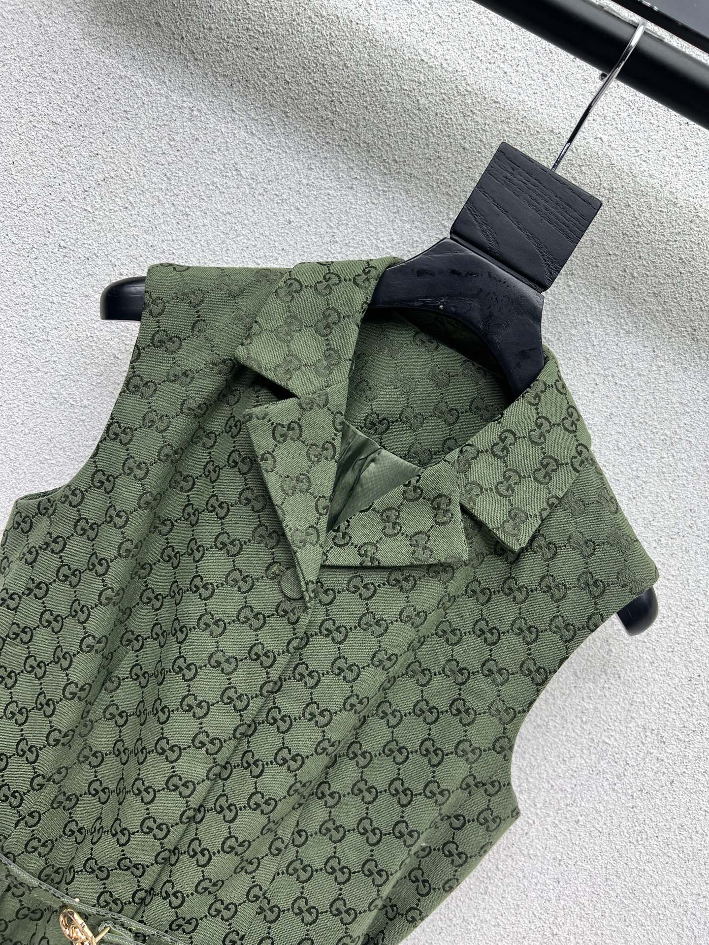 High-Intensity Green-Skinned Female Suit with Velvet Fabrics and Handicraft Details - 图片 3