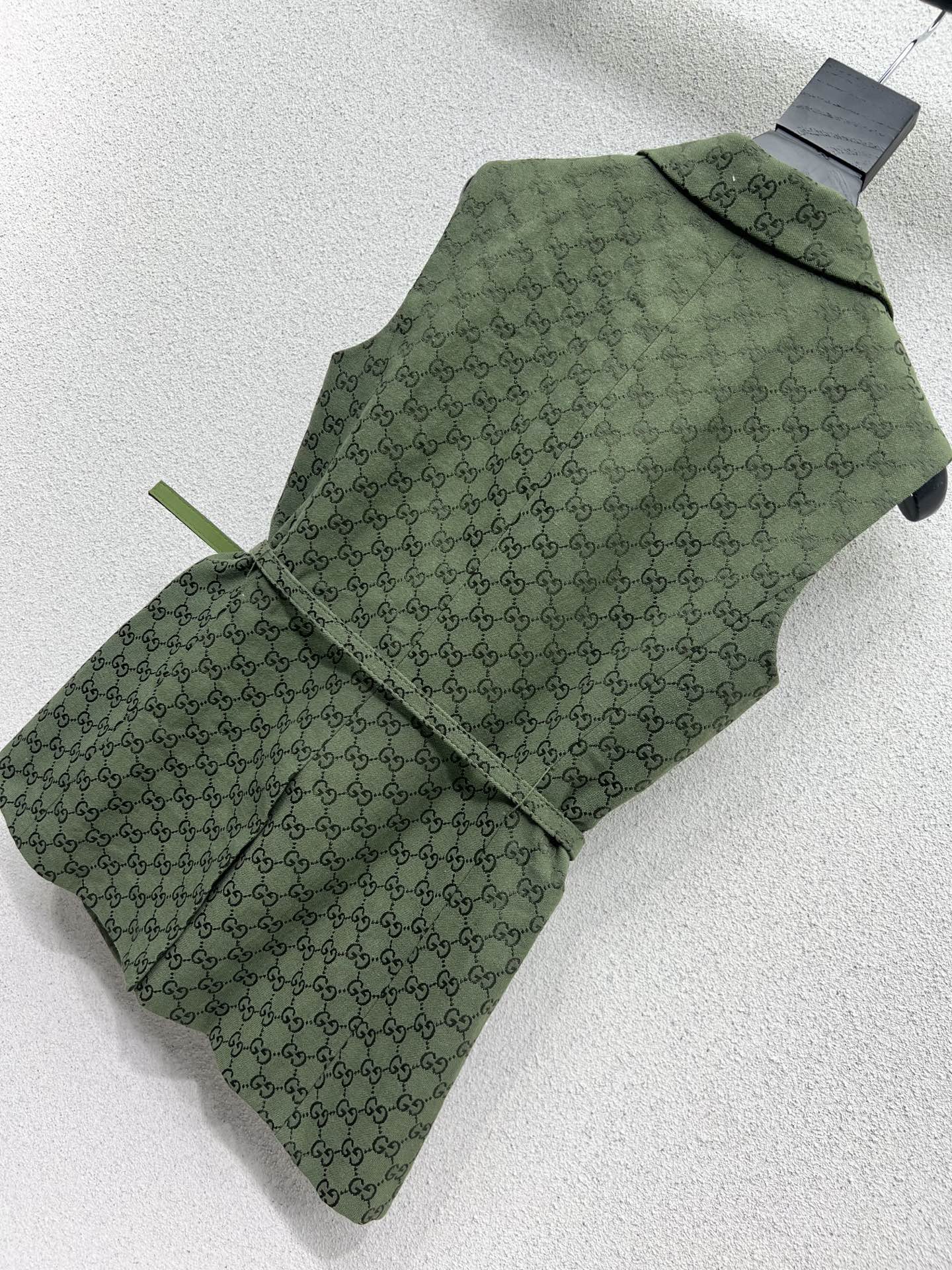 High-Intensity Green-Skinned Female Suit with Velvet Fabrics and Handicraft Details - 图片 6