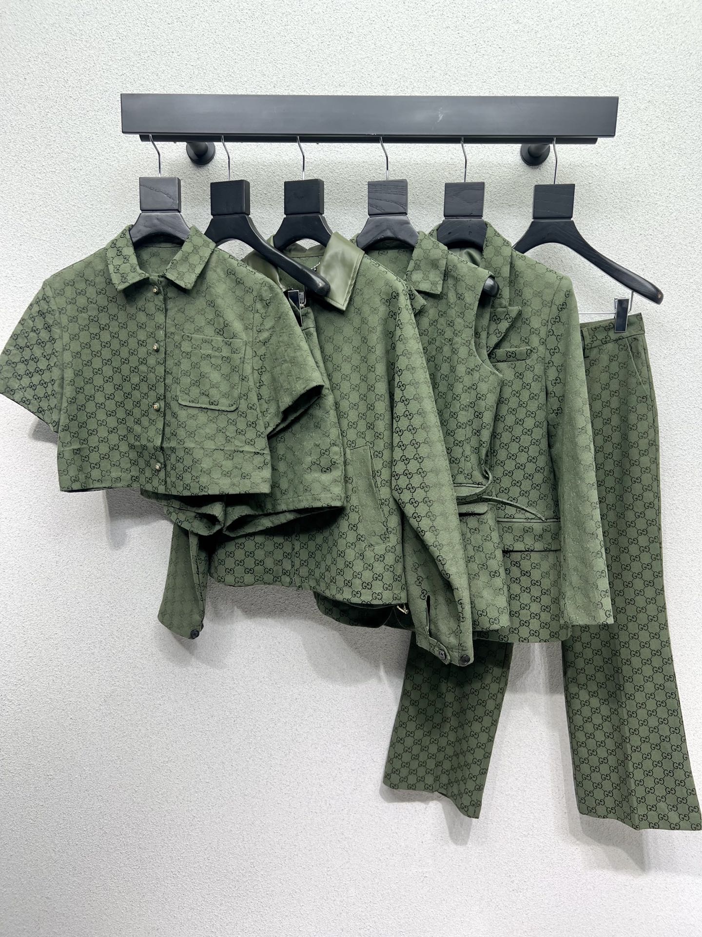 High-Intensity Green-Skinned Female Suit with Velvet Fabrics and Handicraft Details - 图片 1