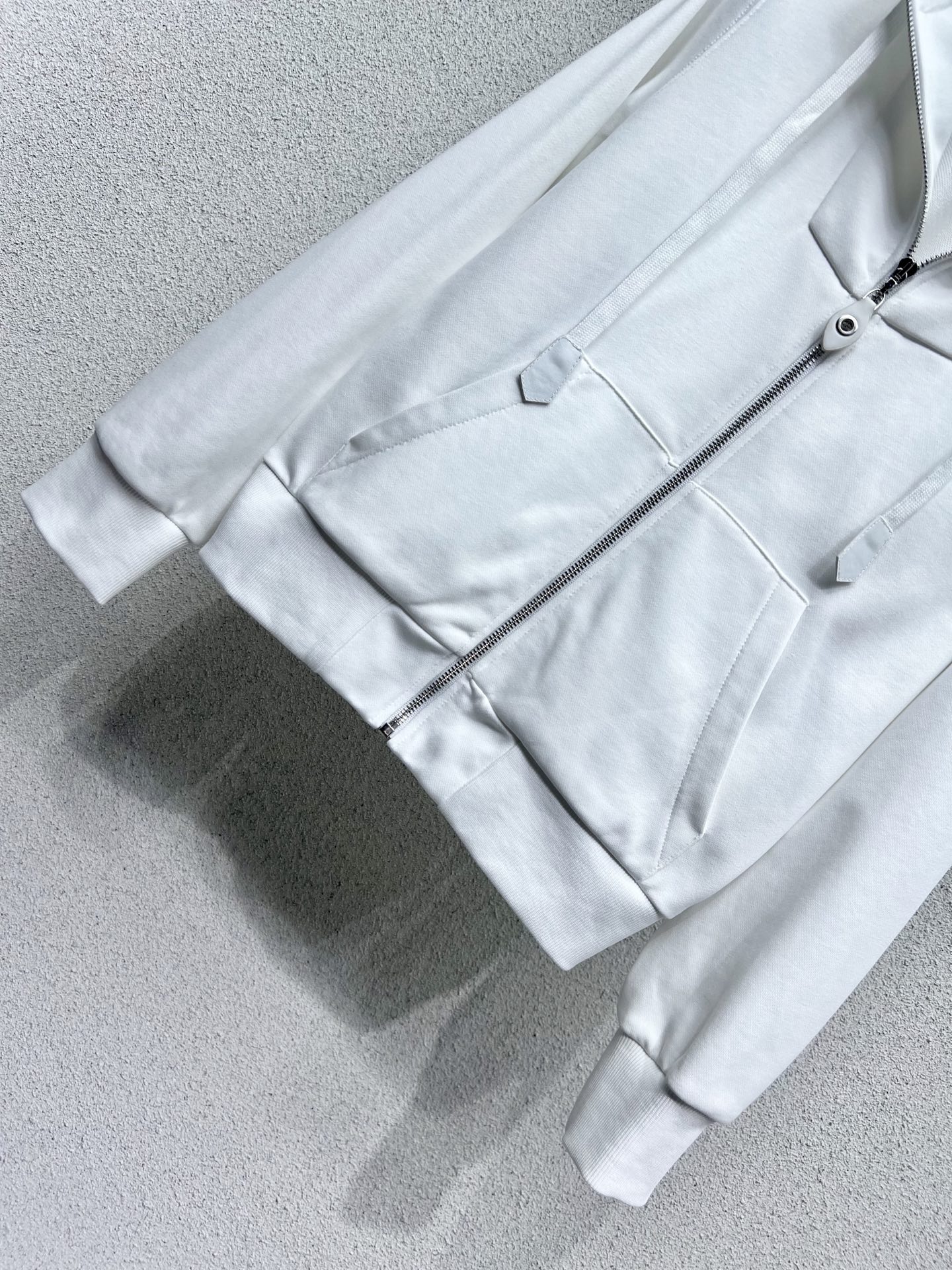 “Zilong L’s Rest-Time Suit: Stylish One-Size-Fits-All Female Suit with Air-Sensoring Package” - 图片 4