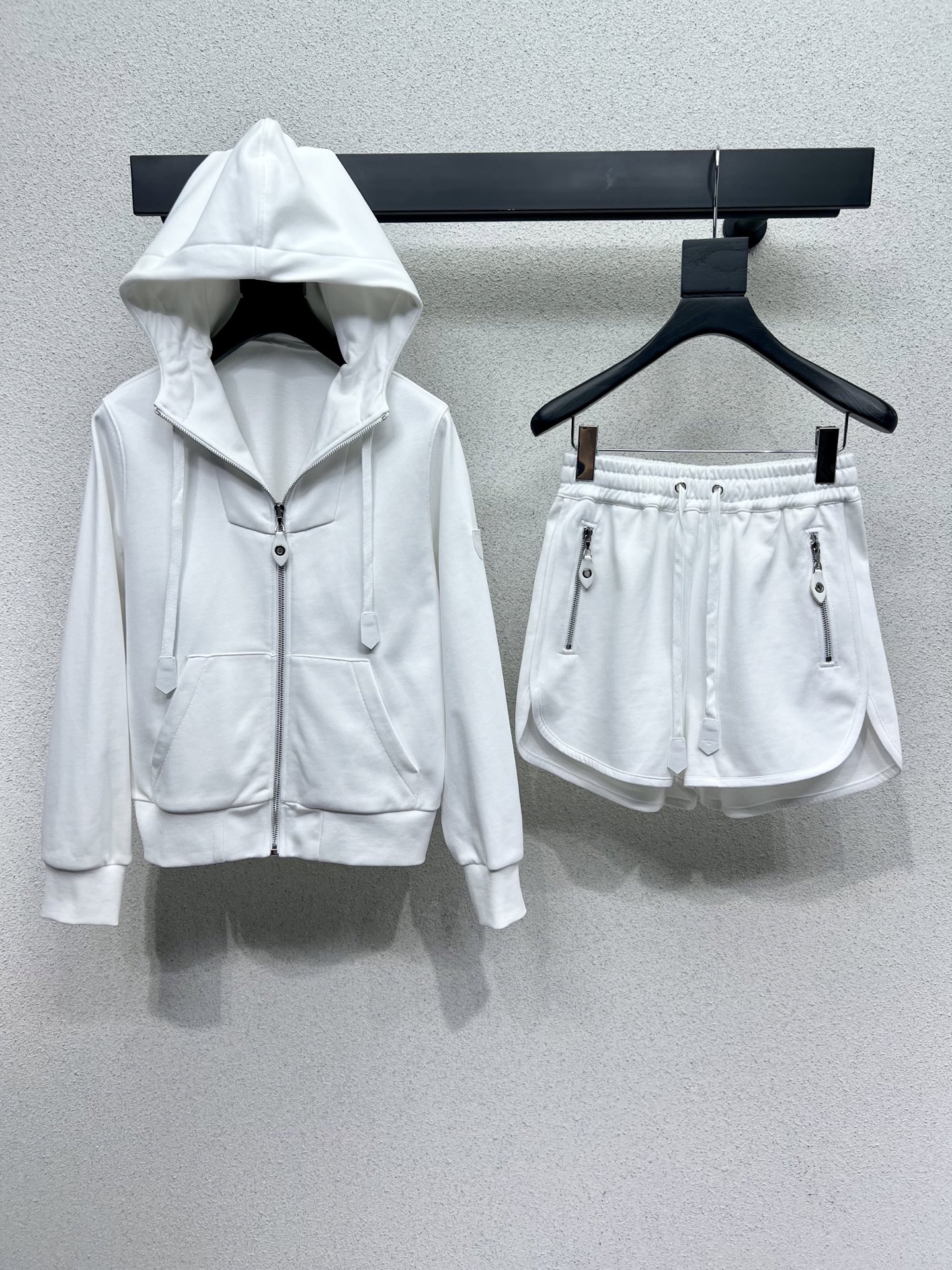 “Zilong L’s Rest-Time Suit: Stylish One-Size-Fits-All Female Suit with Air-Sensoring Package” - 图片 1