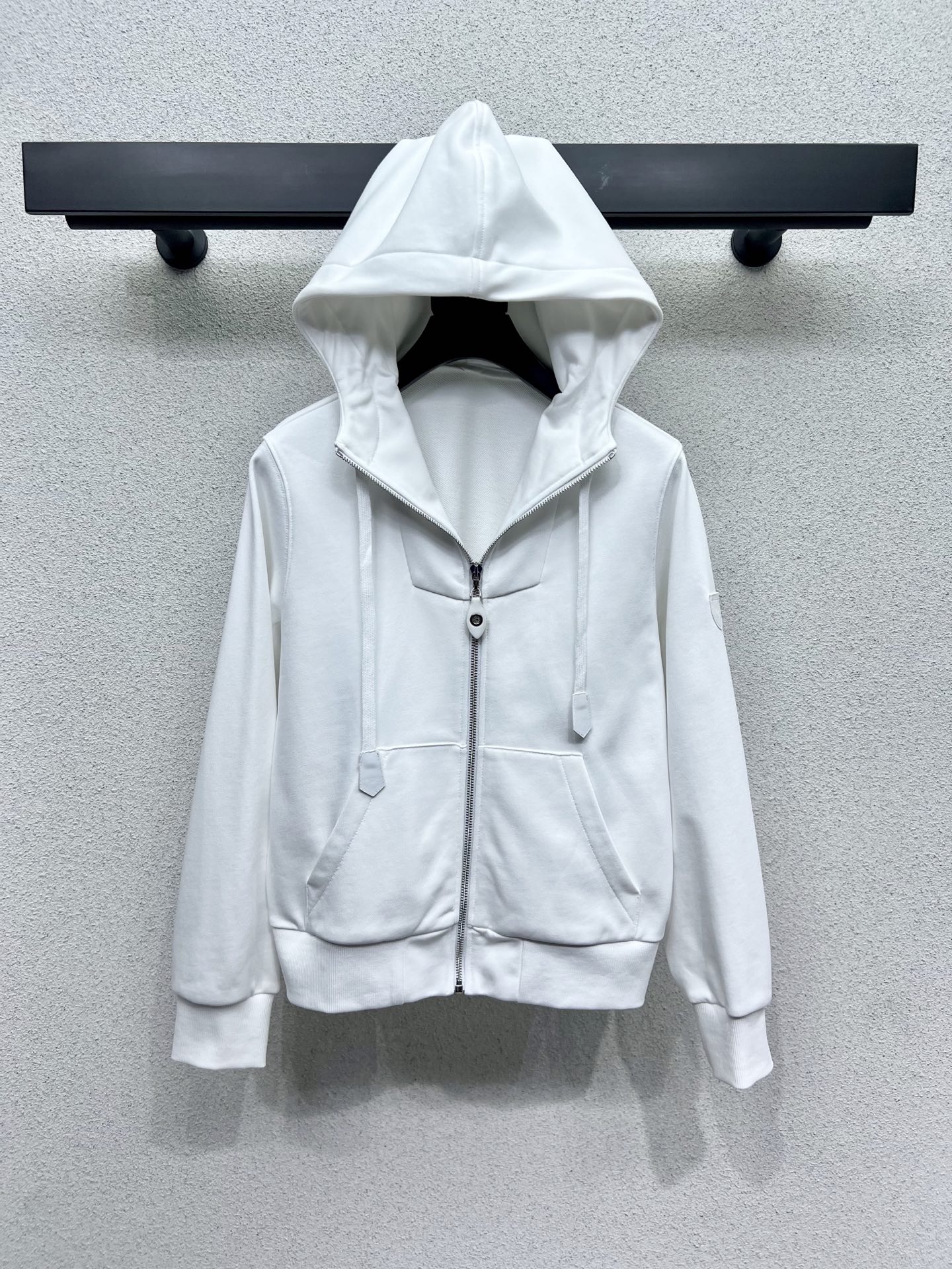 “Zilong L’s Rest-Time Suit: Stylish One-Size-Fits-All Female Suit with Air-Sensoring Package” - 图片 2