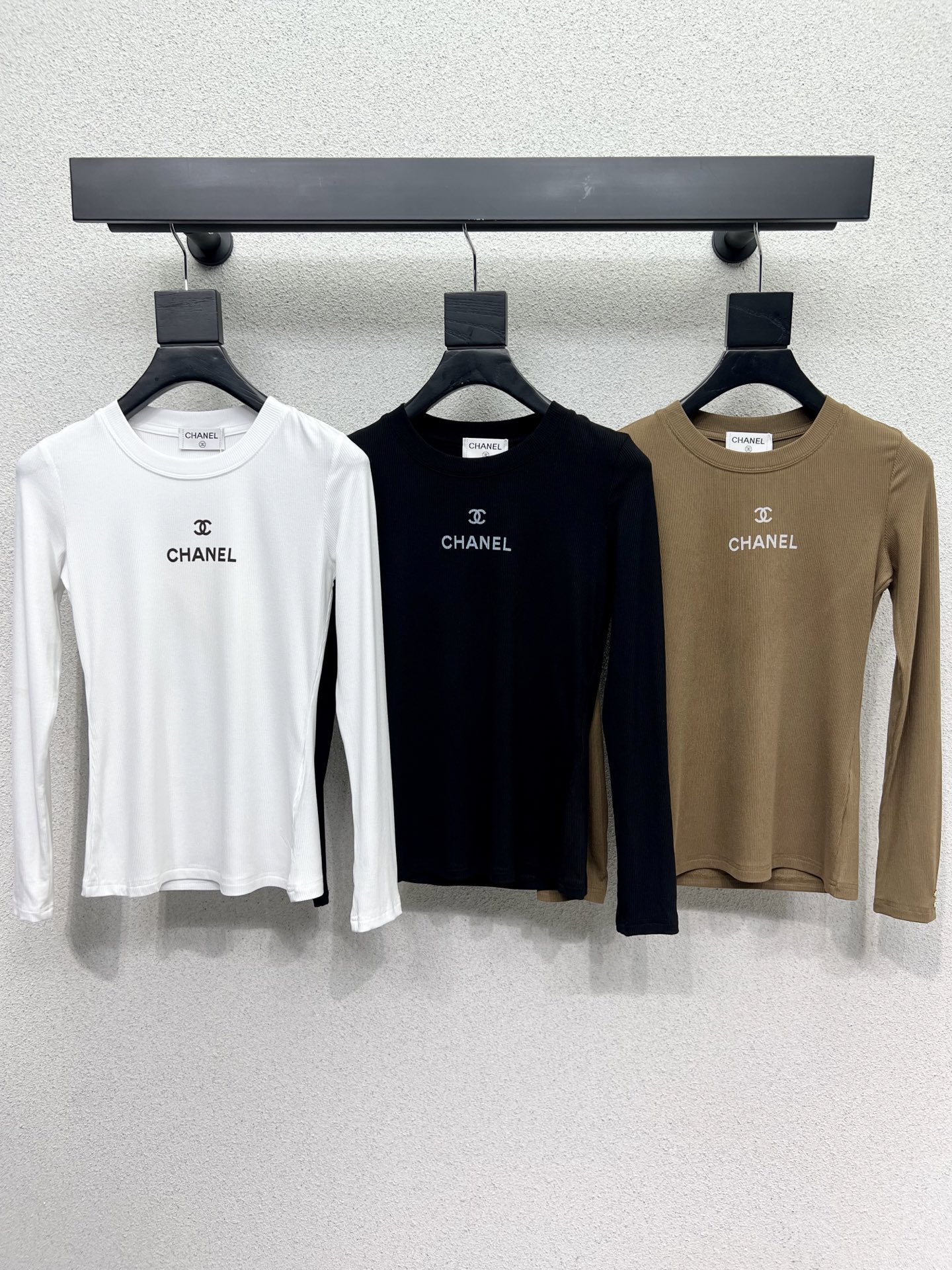 Stylish Essentials for a Bold Woman: Fragrance, Long-Sleeved Shirts, Cotton. - 图片 1