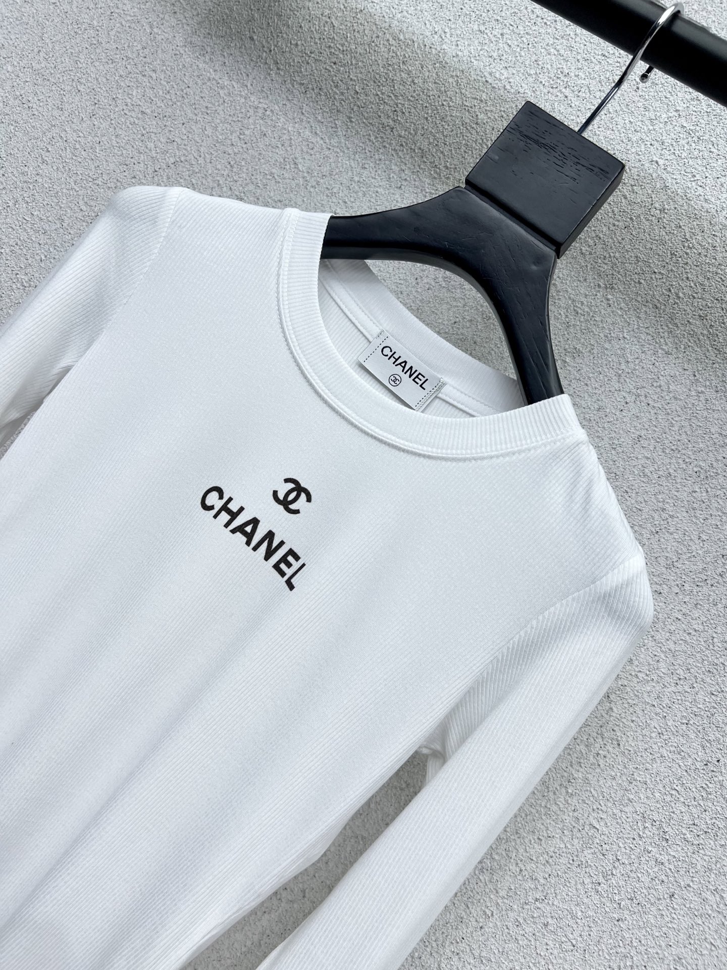 Stylish Essentials for a Bold Woman: Fragrance, Long-Sleeved Shirts, Cotton. - 图片 3