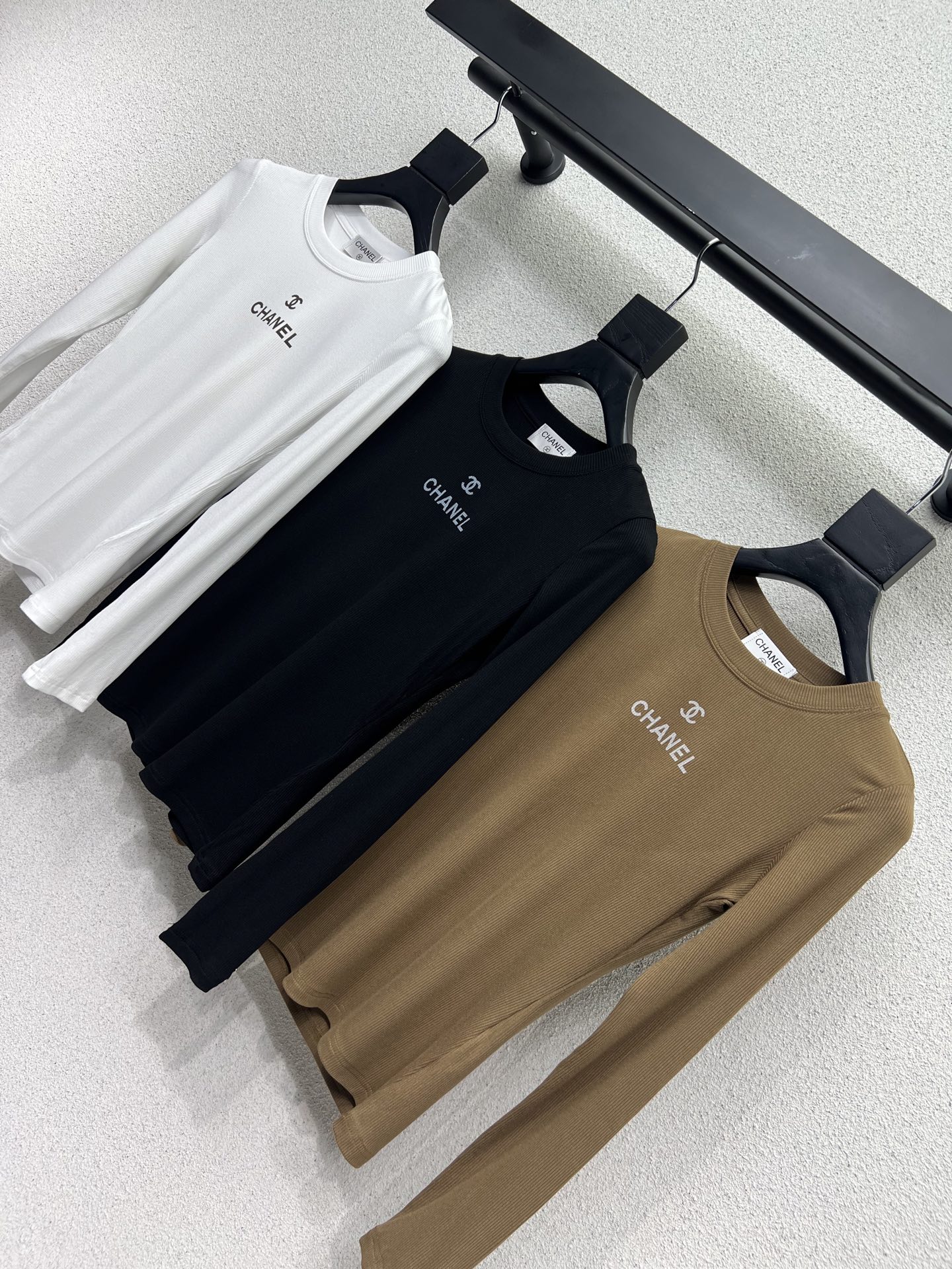 Stylish Essentials for a Bold Woman: Fragrance, Long-Sleeved Shirts, Cotton. - 图片 6