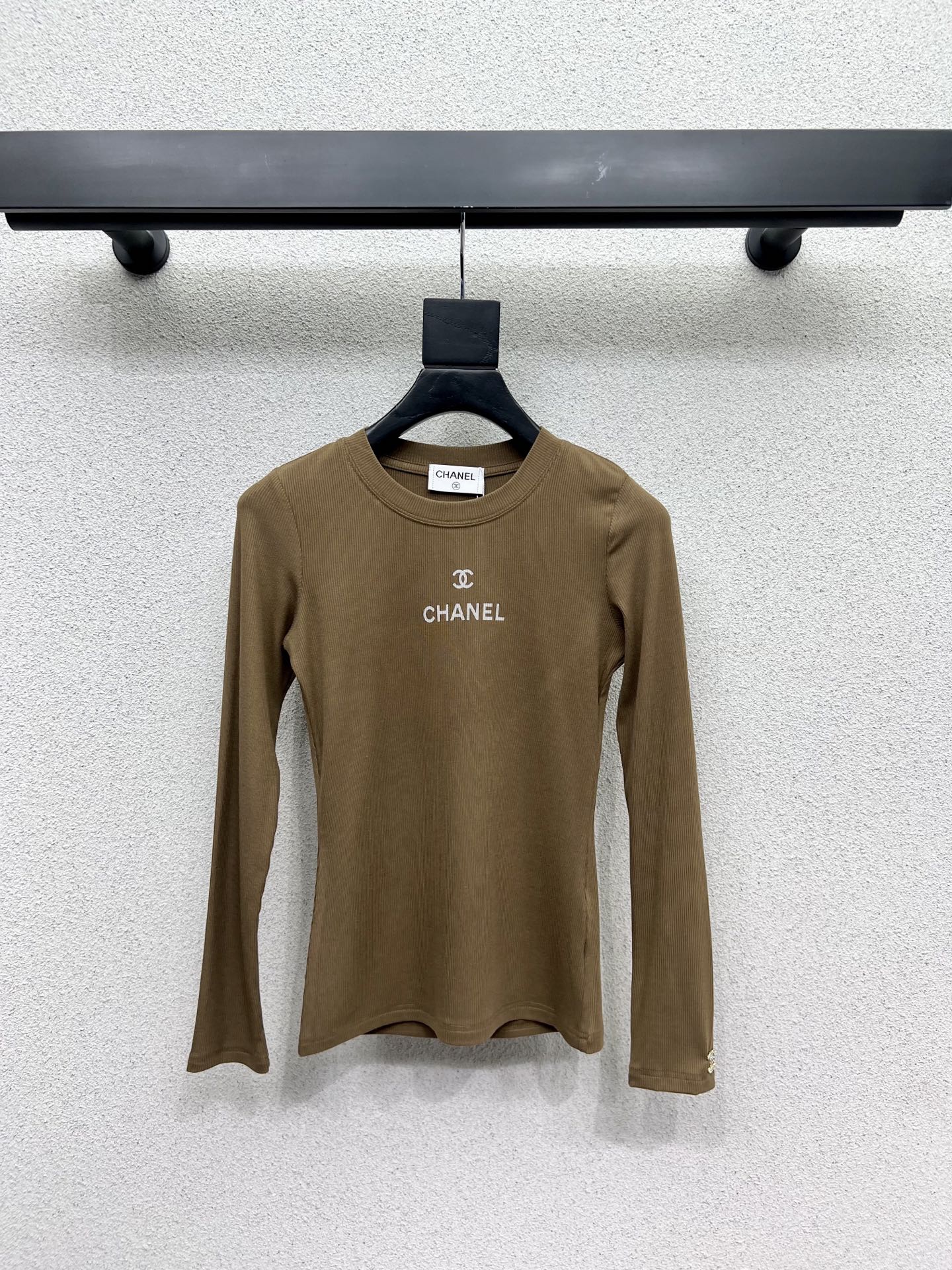 Stylish Essentials for a Bold Woman: Fragrance, Long-Sleeved Shirts, Cotton. - 图片 4