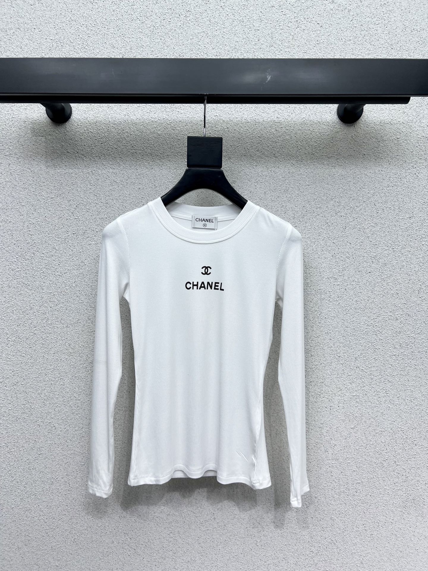 Stylish Essentials for a Bold Woman: Fragrance, Long-Sleeved Shirts, Cotton. - 图片 2