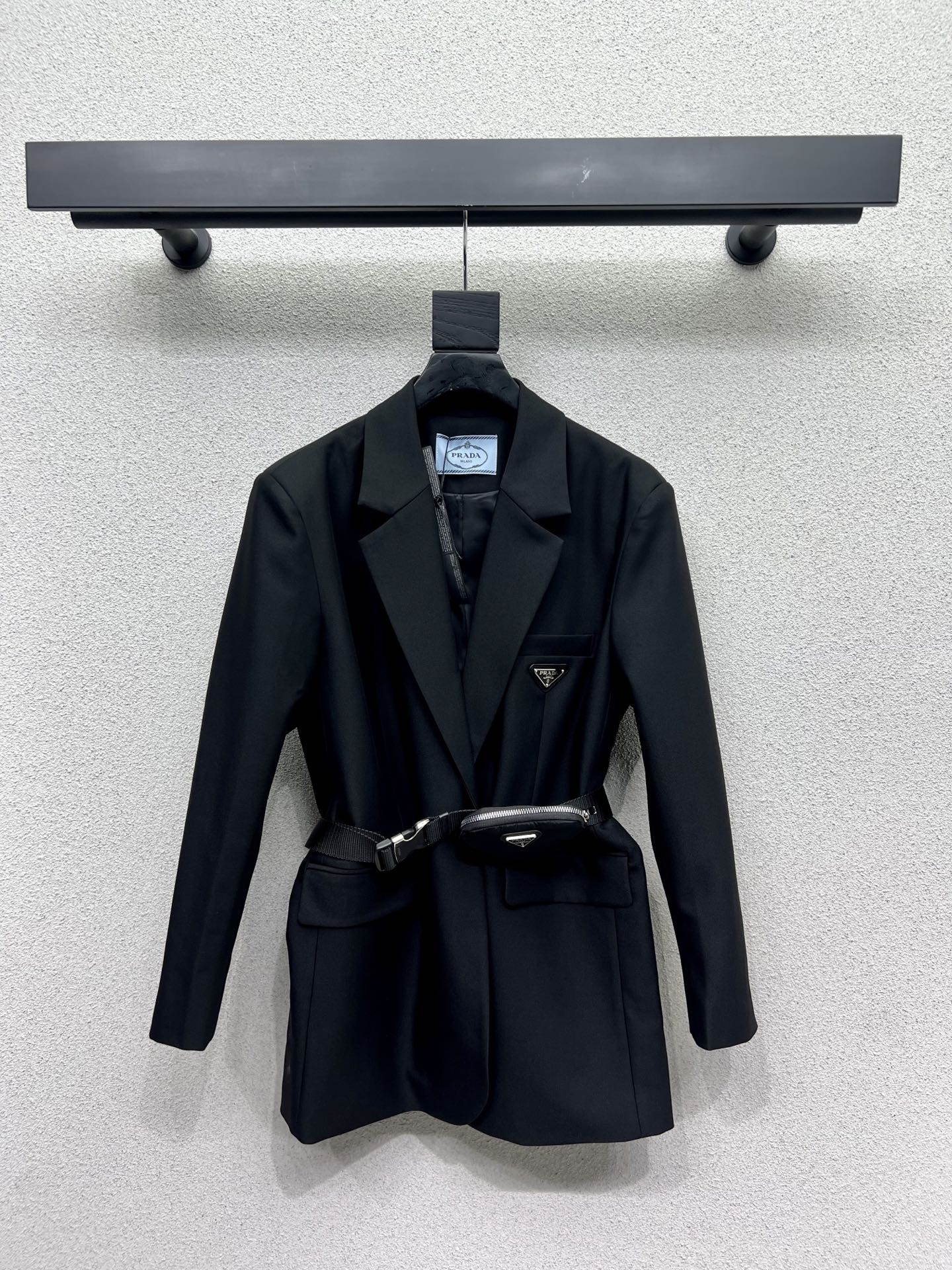 Черный пиджак Prada