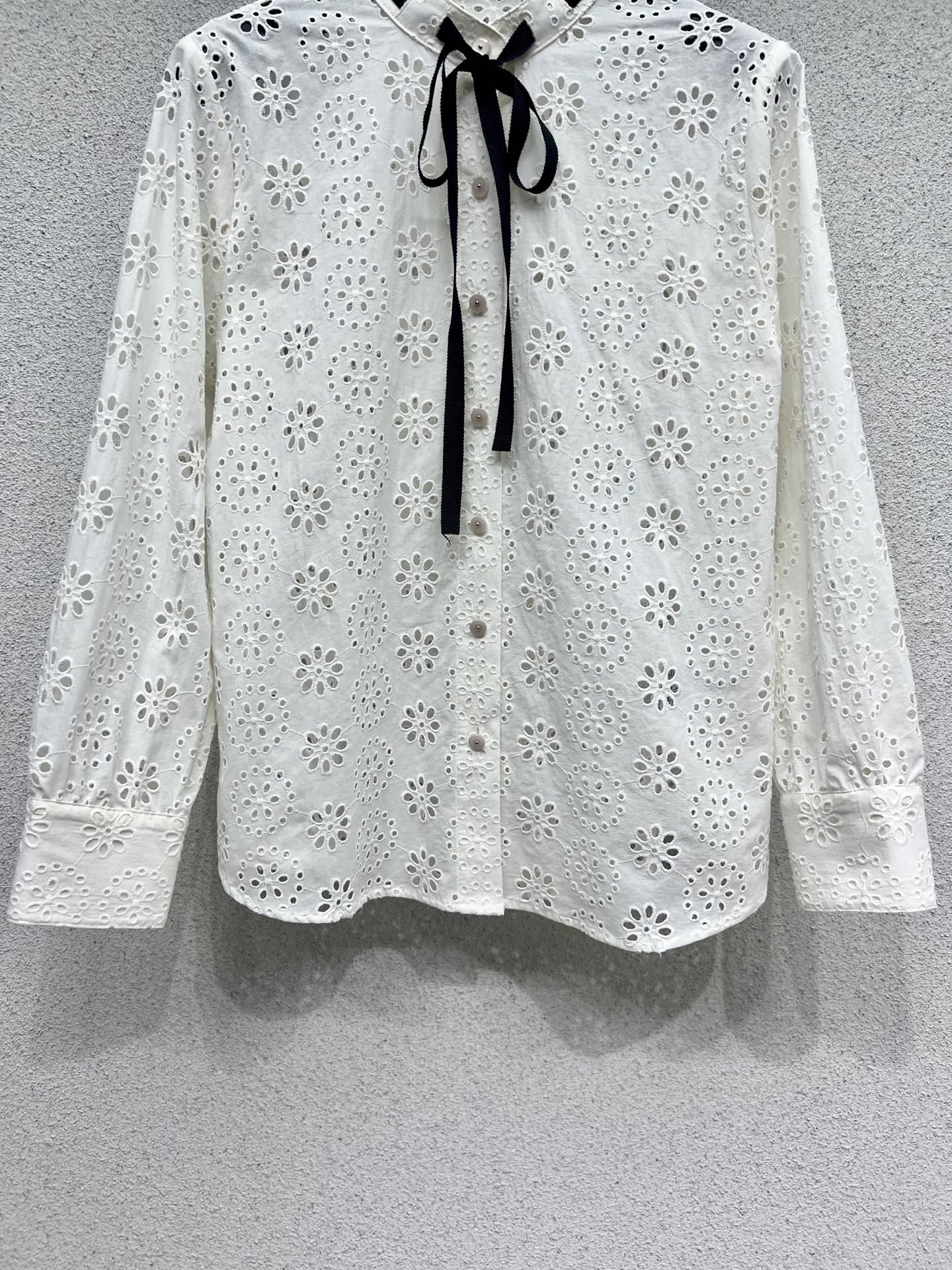 “Custom Embroidered Dress Shirts: Classic English Style in High Quality Fabrics (Size SML)” - 图片 4